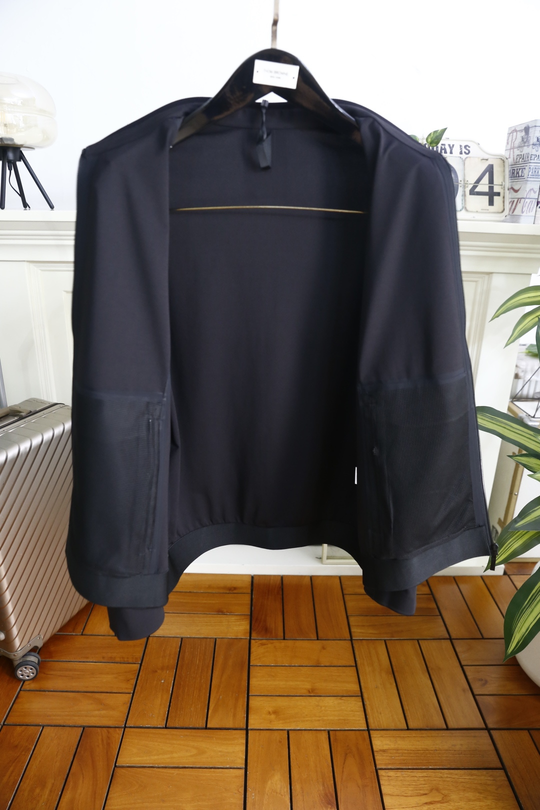 🔥loro Piana.26春夏新款🆕时尚男士百搭翻领夹克采用简约利落的剪裁设计，线条流畅自然，勾勒出利