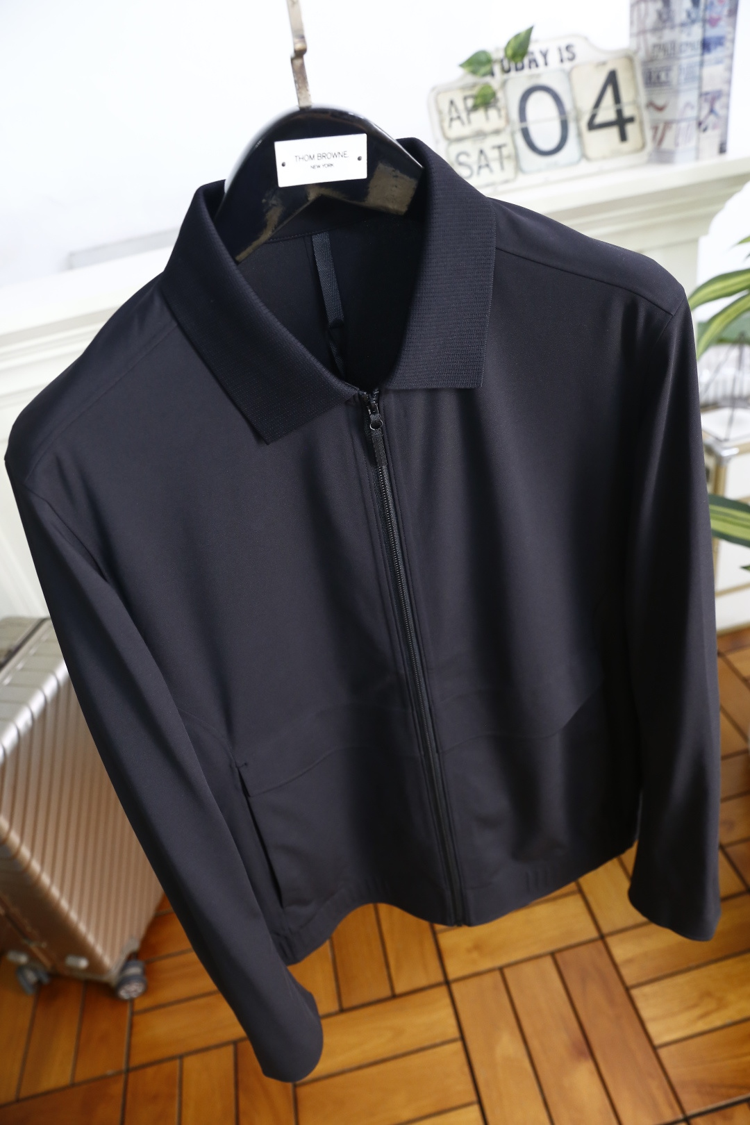 🔥loro Piana.26春夏新款🆕时尚男士百搭翻领夹克采用简约利落的剪裁设计，线条流畅自然，勾勒出利