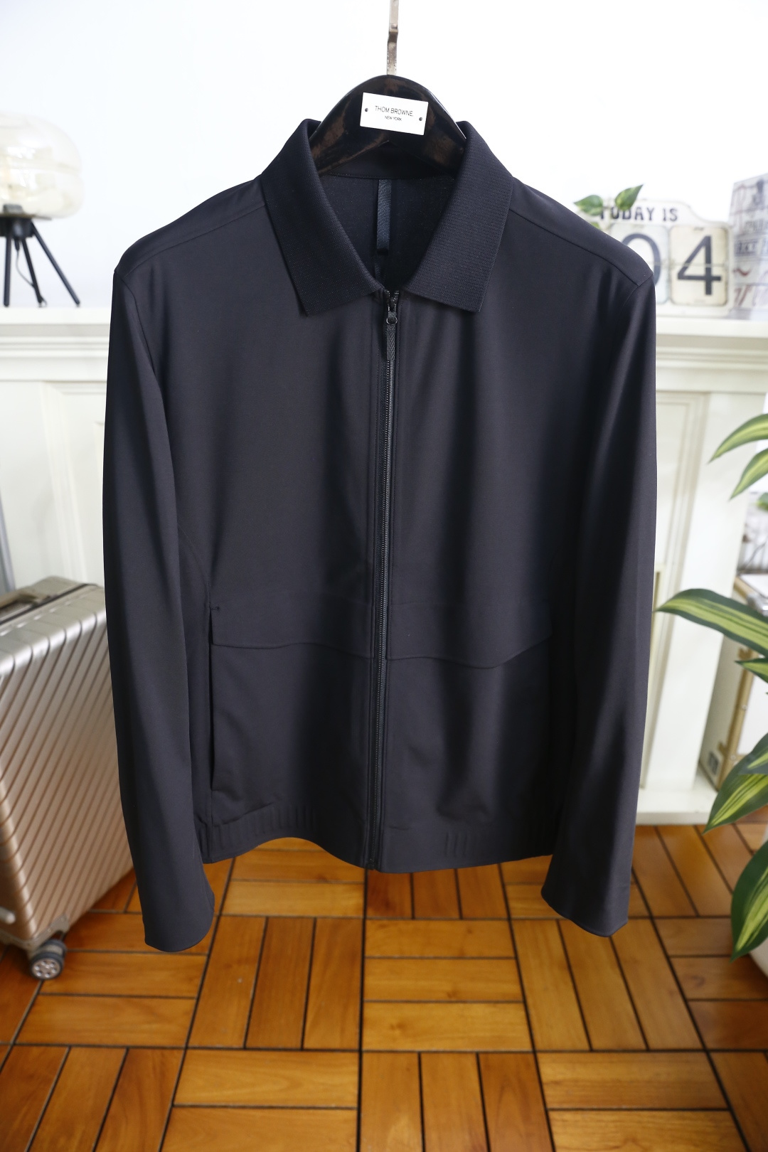 🔥loro Piana.26春夏新款🆕时尚男士百搭翻领夹克采用简约利落的剪裁设计，线条流畅自然，勾勒出利