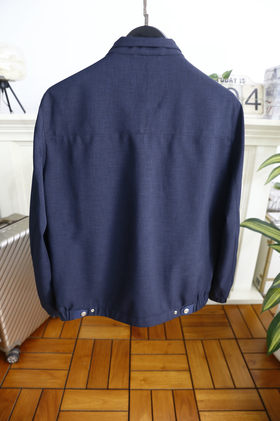 🔥loro Piana.26春夏新品！时尚男士百搭立领夹克采用经典简约的设计版型，利落剪裁勾勒出利落线条