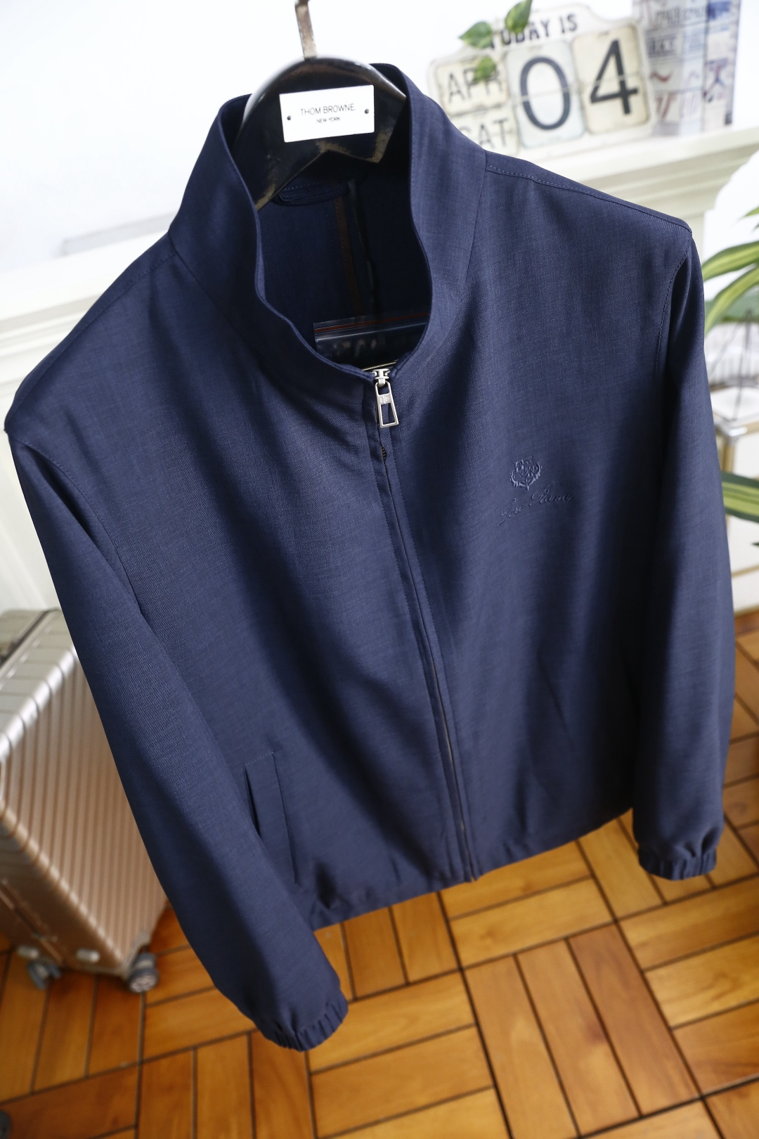 🔥loro Piana.26春夏新品！时尚男士百搭立领夹克采用经典简约的设计版型，利落剪裁勾勒出利落线条