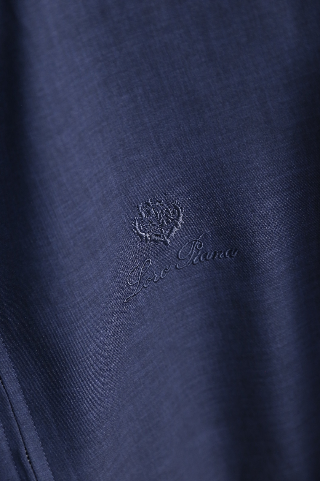 🔥loro Piana.26春夏新品！时尚男士百搭立领夹克采用经典简约的设计版型，利落剪裁勾勒出利落线条