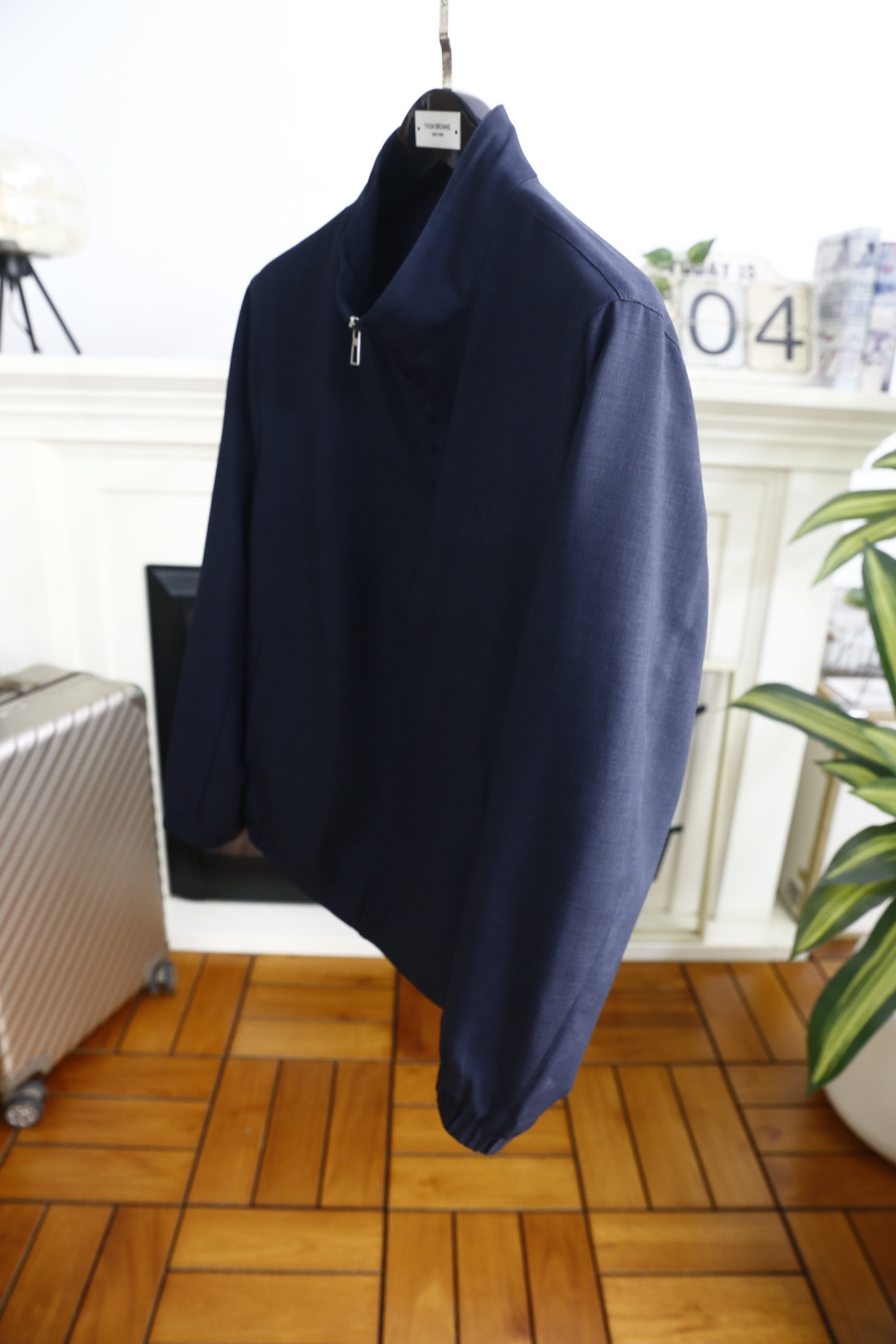 🔥loro Piana.26春夏新品！时尚男士百搭立领夹克采用经典简约的设计版型，利落剪裁勾勒出利落线条