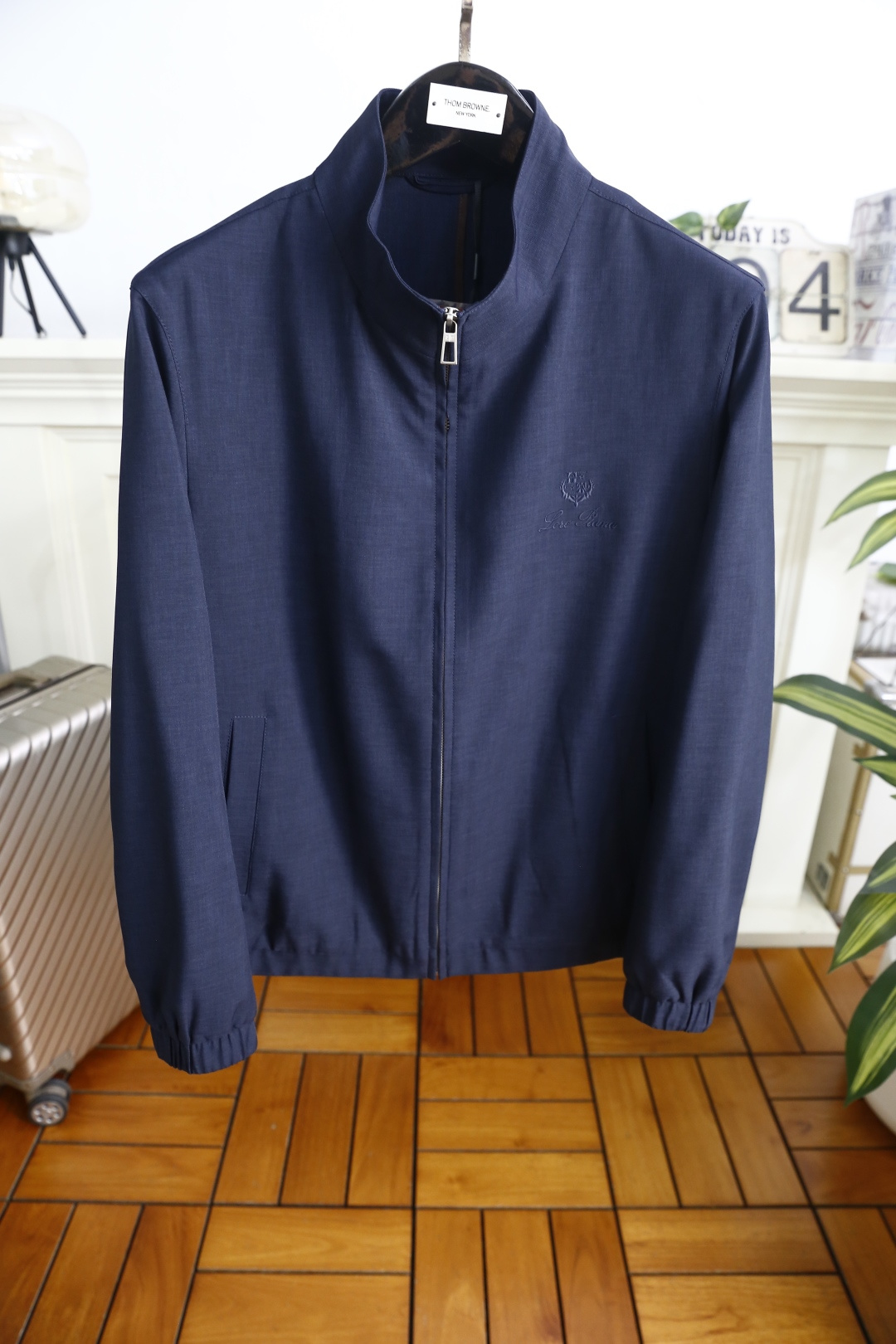 🔥loro Piana.26春夏新品！时尚男士百搭立领夹克采用经典简约的设计版型，利落剪裁勾勒出利落线条