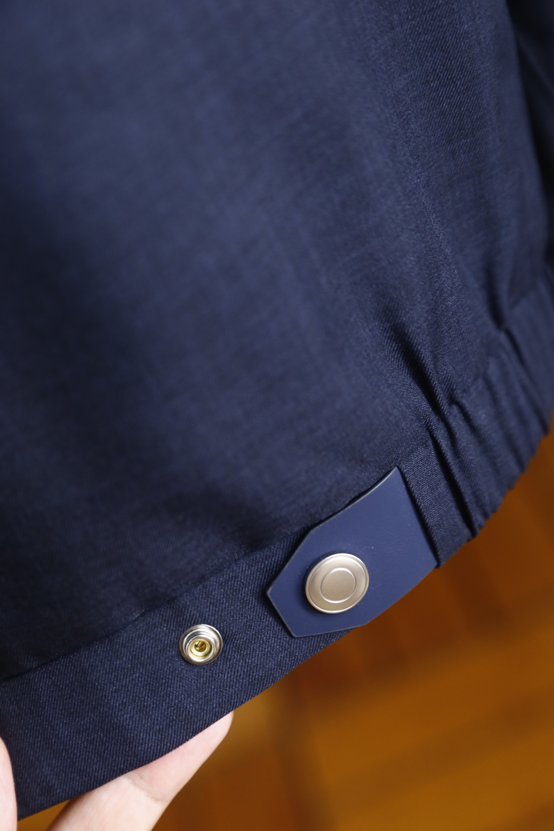🔥loro Piana.26春夏新品！时尚男士百搭立领夹克采用经典简约的设计版型，利落剪裁勾勒出利落线条