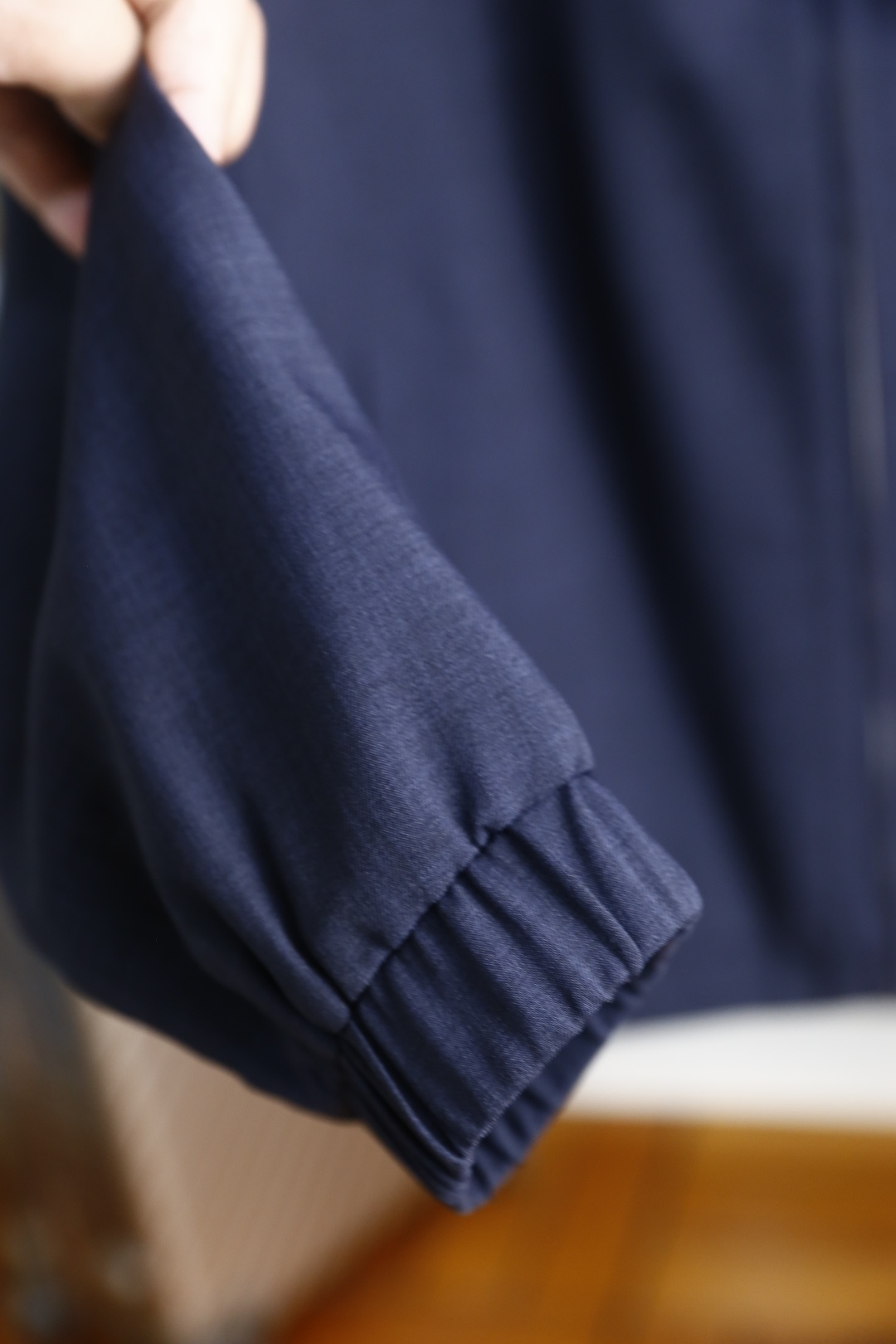 🔥loro Piana.26春夏新品！时尚男士百搭立领夹克采用经典简约的设计版型，利落剪裁勾勒出利落线条