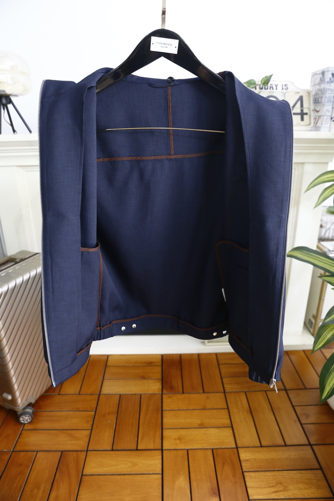 🔥loro Piana.26春夏新品！时尚男士百搭立领夹克采用经典简约的设计版型，利落剪裁勾勒出利落线条