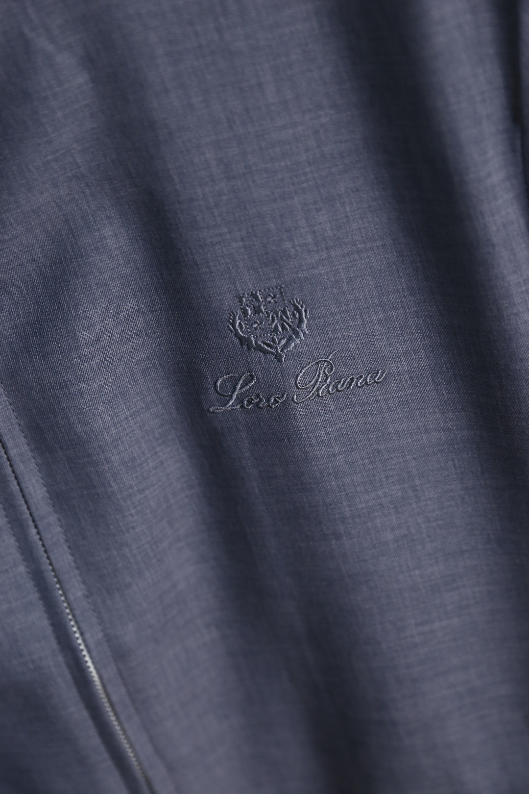 🔥loro Piana.26春夏新品！时尚男士百搭立领夹克采用经典简约的设计版型，利落剪裁勾勒出利落线条