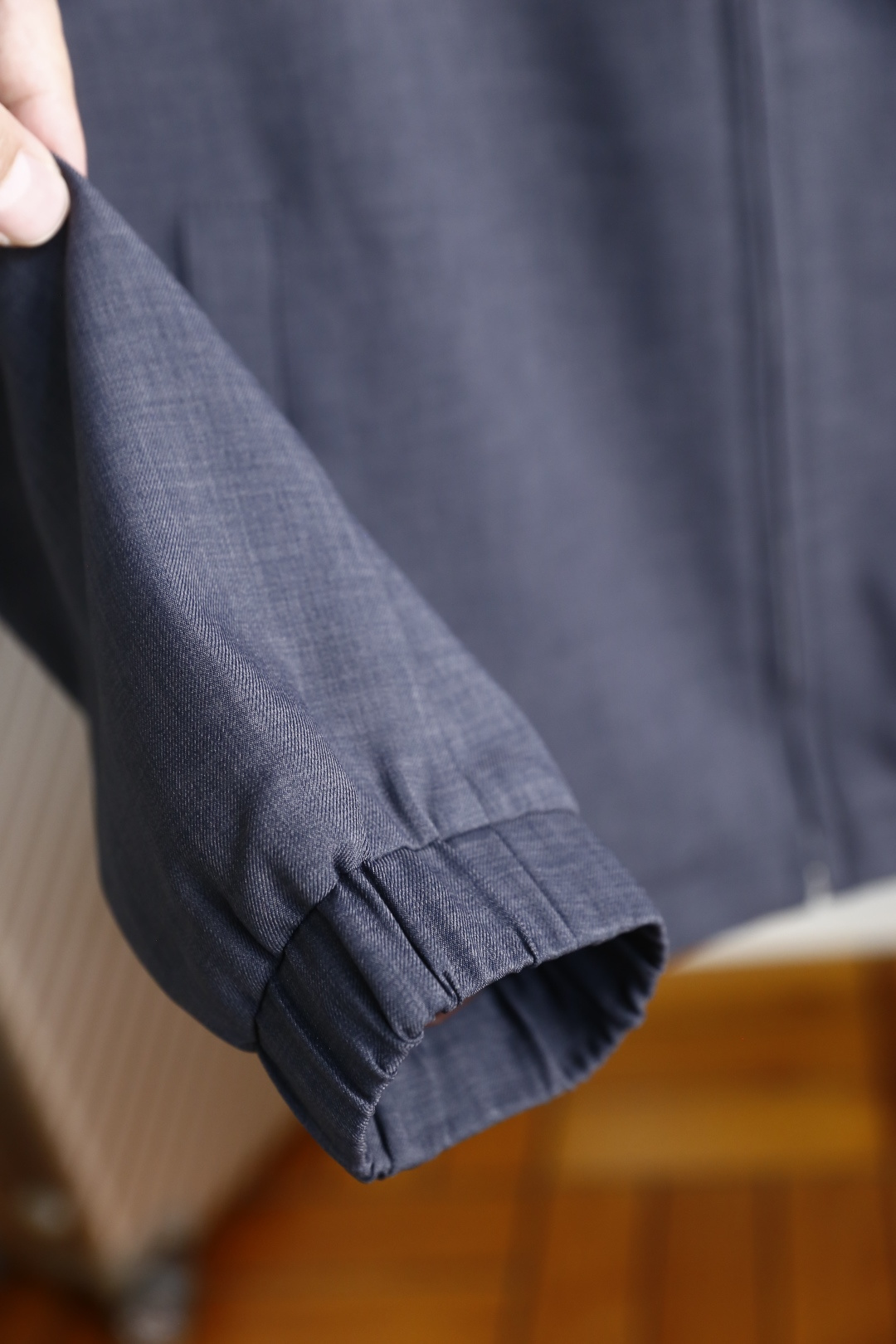 🔥loro Piana.26春夏新品！时尚男士百搭立领夹克采用经典简约的设计版型，利落剪裁勾勒出利落线条