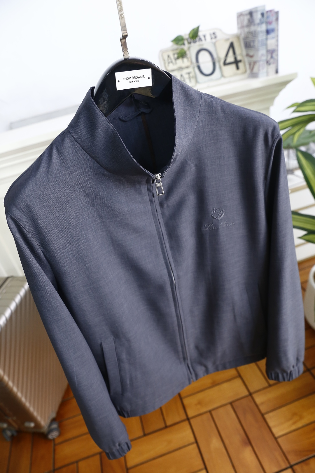 🔥loro Piana.26春夏新品！时尚男士百搭立领夹克采用经典简约的设计版型，利落剪裁勾勒出利落线条