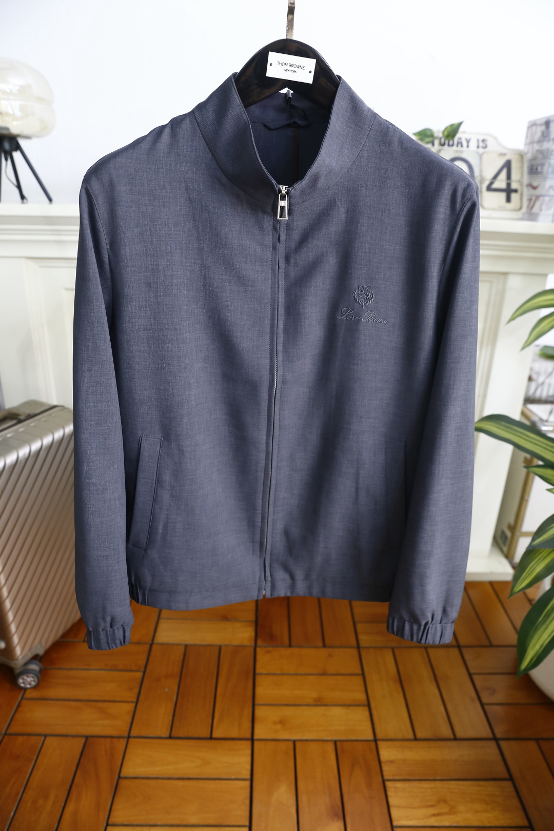 🔥loro Piana.26春夏新品！时尚男士百搭立领夹克采用经典简约的设计版型，利落剪裁勾勒出利落线条