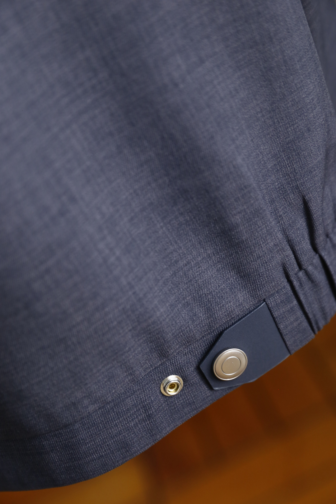 🔥loro Piana.26春夏新品！时尚男士百搭立领夹克采用经典简约的设计版型，利落剪裁勾勒出利落线条