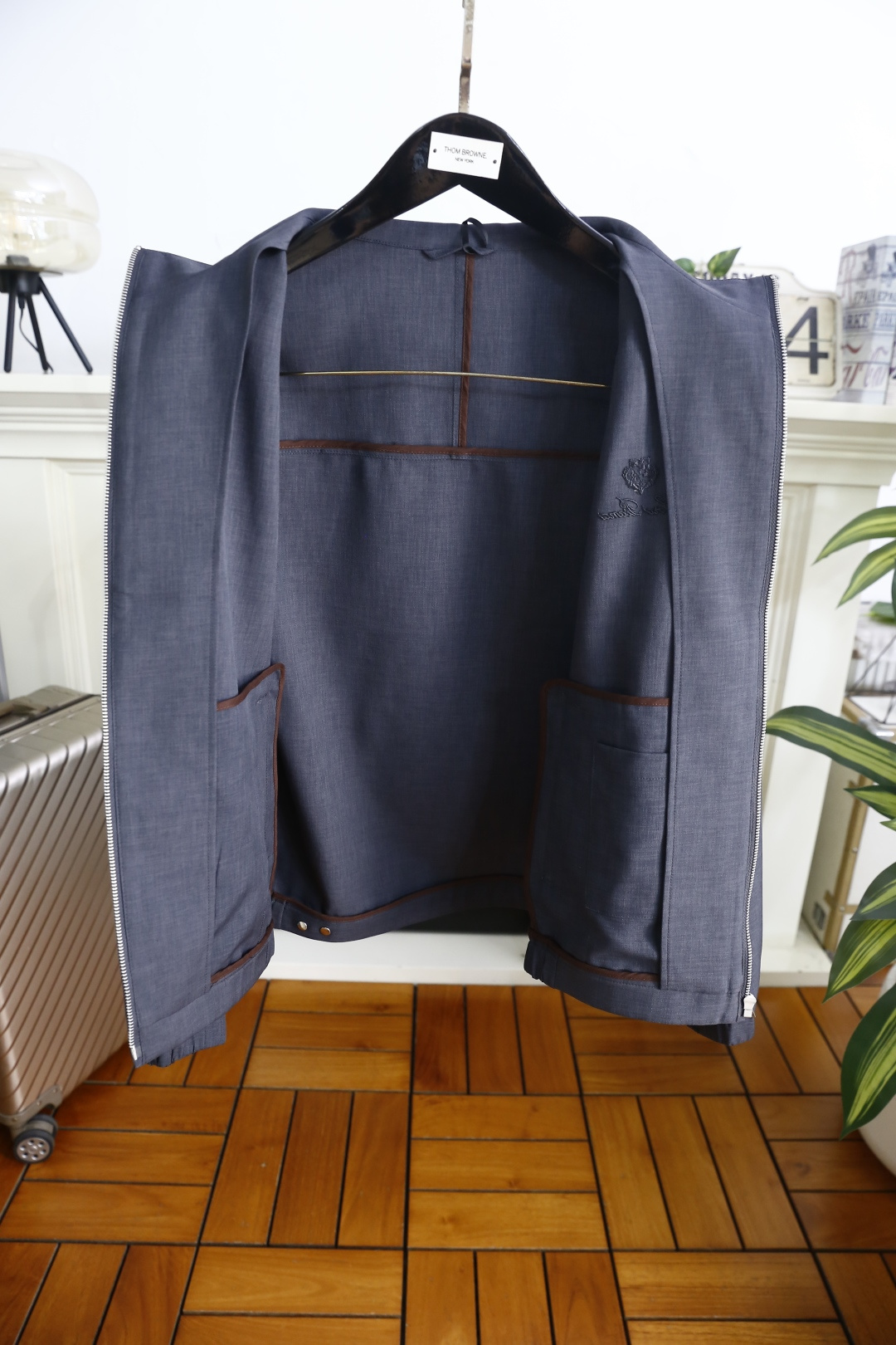 🔥loro Piana.26春夏新品！时尚男士百搭立领夹克采用经典简约的设计版型，利落剪裁勾勒出利落线条