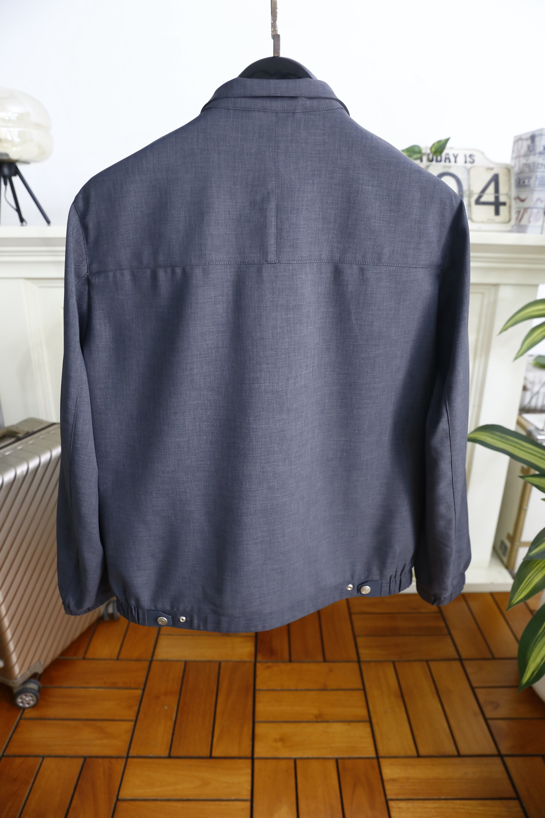 🔥loro Piana.26春夏新品！时尚男士百搭立领夹克采用经典简约的设计版型，利落剪裁勾勒出利落线条