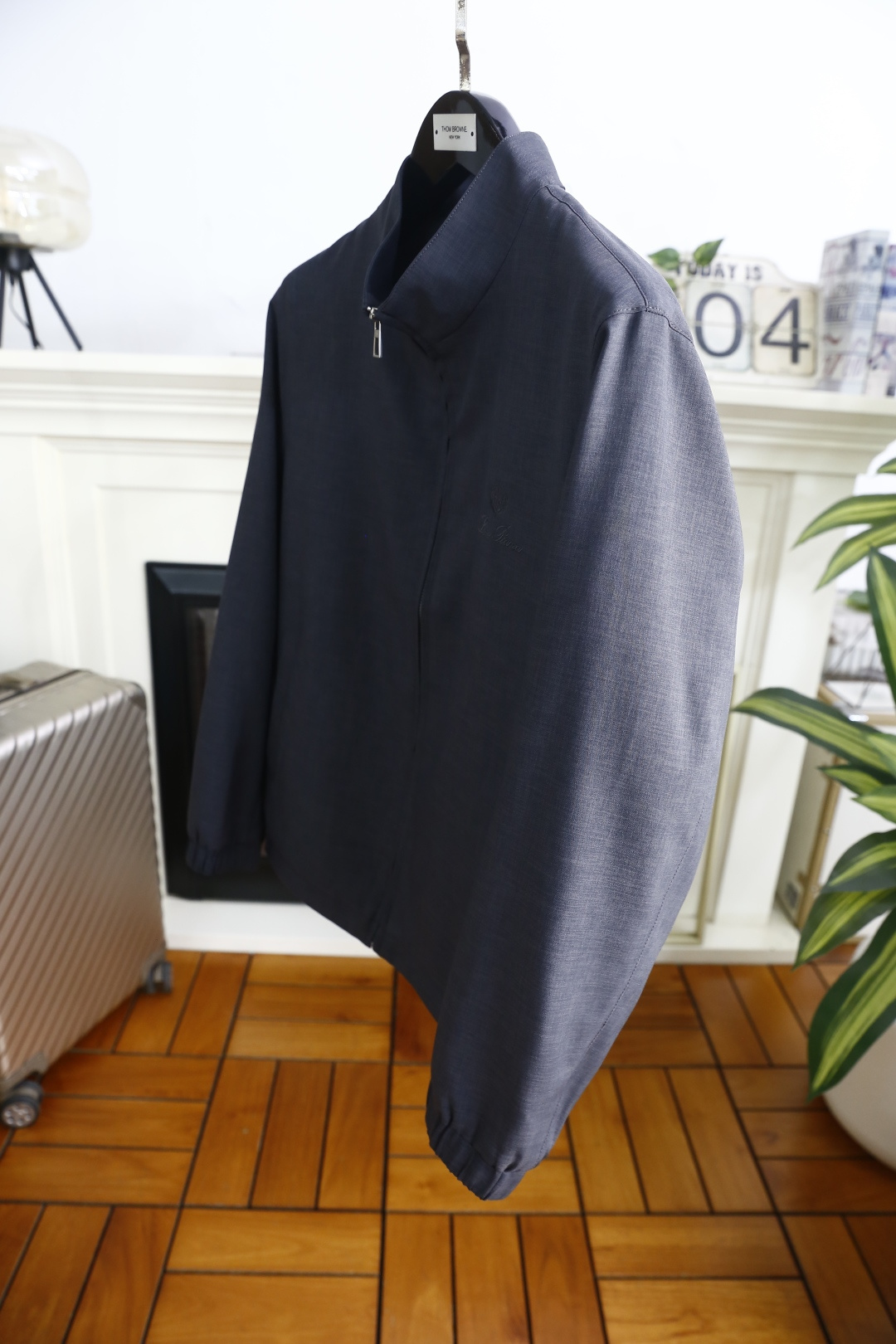🔥loro Piana.26春夏新品！时尚男士百搭立领夹克采用经典简约的设计版型，利落剪裁勾勒出利落线条