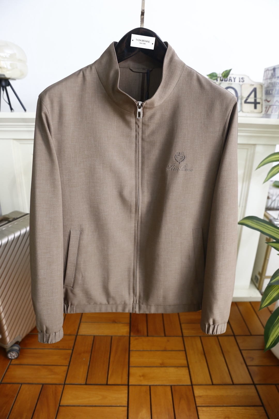 🔥loro Piana.26春夏新品！时尚男士百搭立领夹克采用经典简约的设计版型，利落剪裁勾勒出利落线条