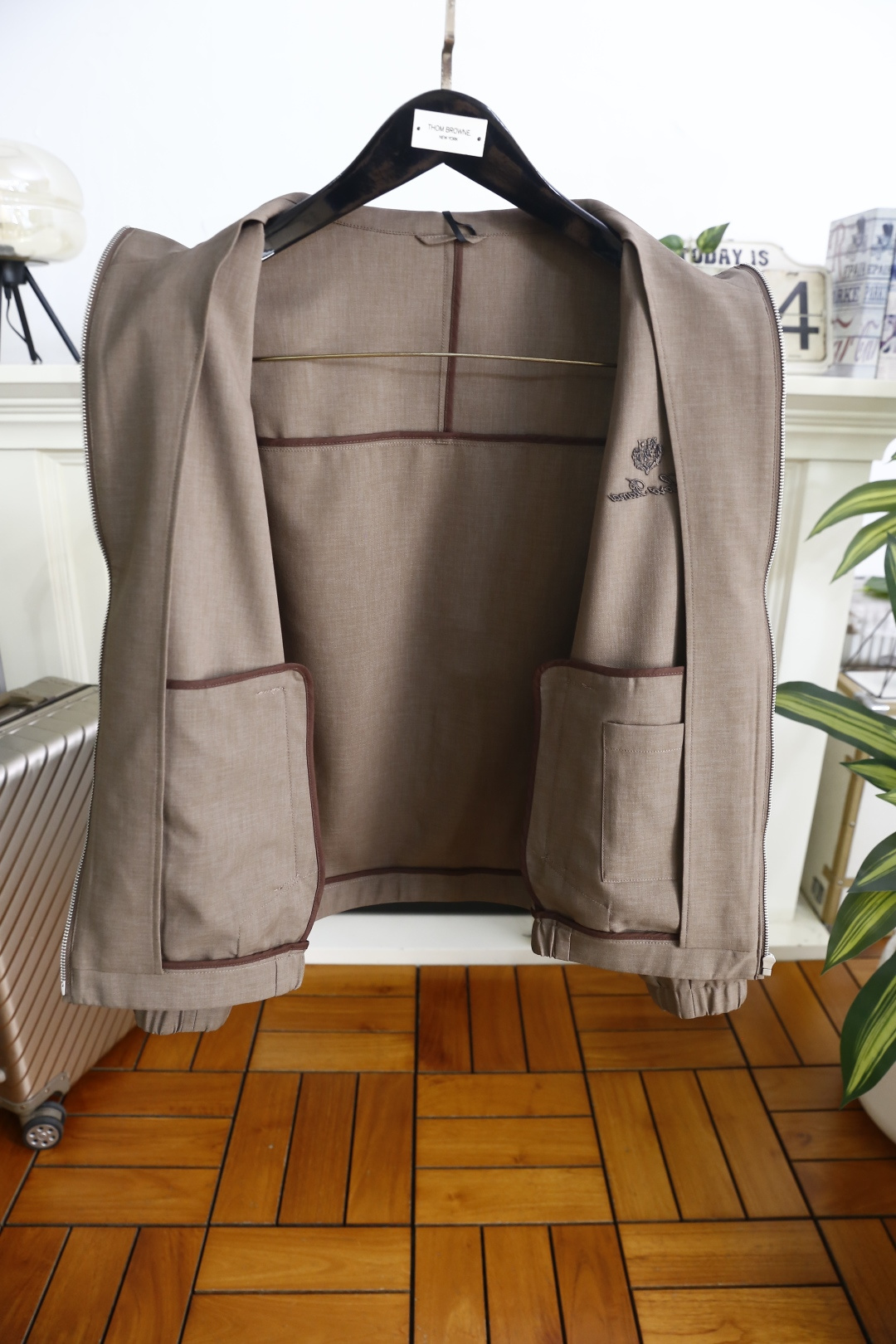 🔥loro Piana.26春夏新品！时尚男士百搭立领夹克采用经典简约的设计版型，利落剪裁勾勒出利落线条