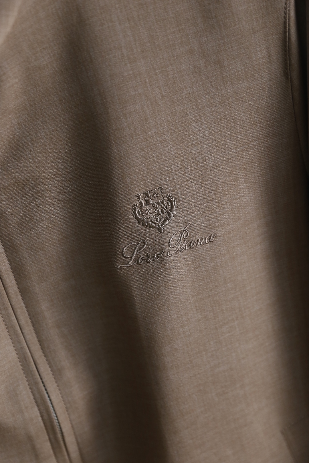 🔥loro Piana.26春夏新品！时尚男士百搭立领夹克采用经典简约的设计版型，利落剪裁勾勒出利落线条