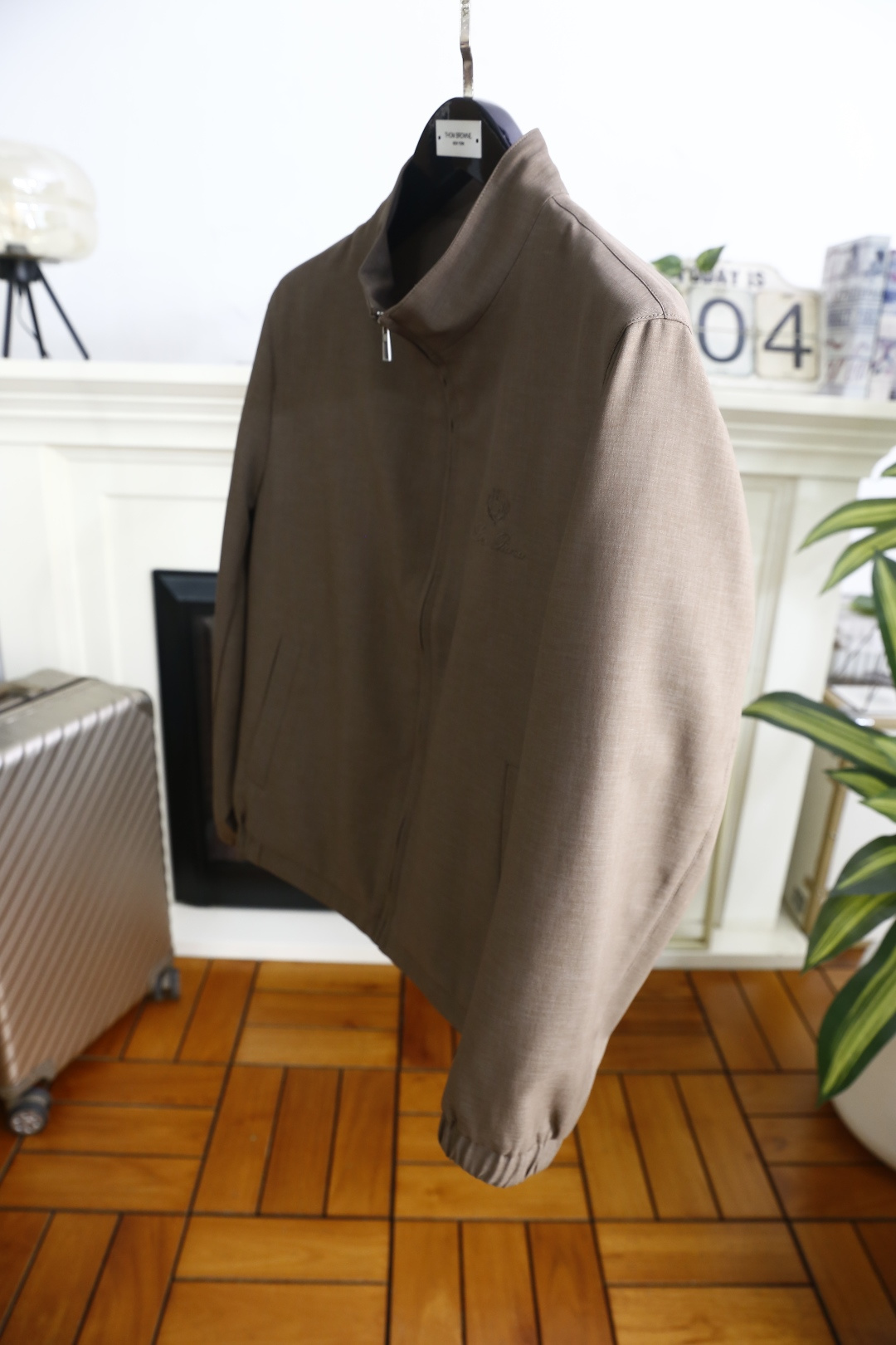 🔥loro Piana.26春夏新品！时尚男士百搭立领夹克采用经典简约的设计版型，利落剪裁勾勒出利落线条
