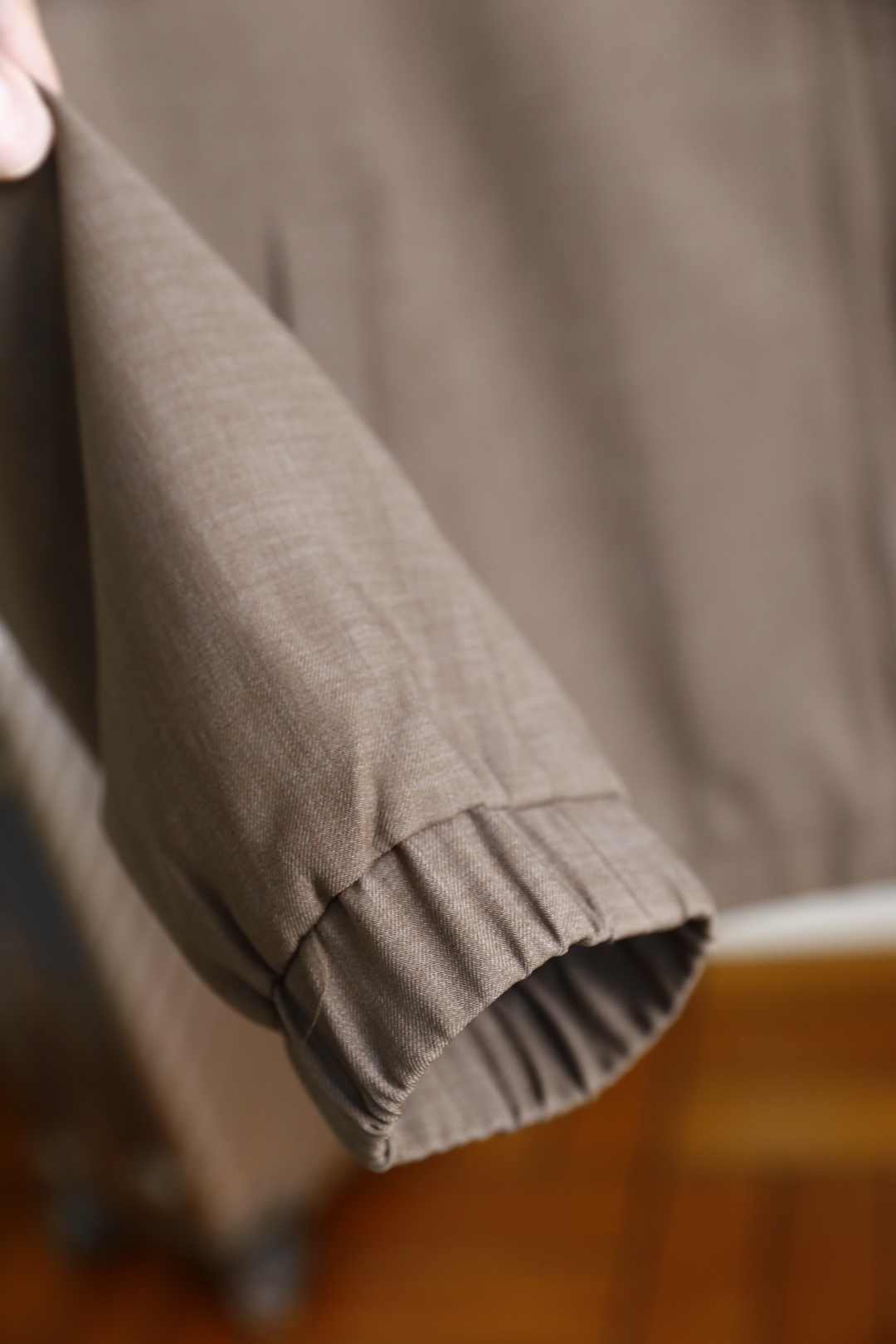 🔥loro Piana.26春夏新品！时尚男士百搭立领夹克采用经典简约的设计版型，利落剪裁勾勒出利落线条