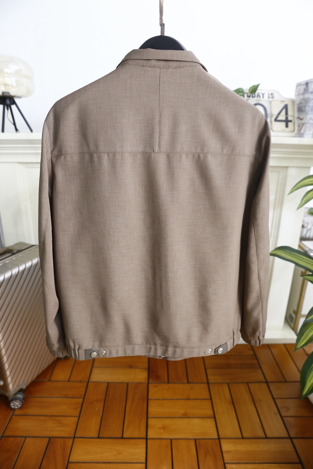 🔥loro Piana.26春夏新品！时尚男士百搭立领夹克采用经典简约的设计版型，利落剪裁勾勒出利落线条