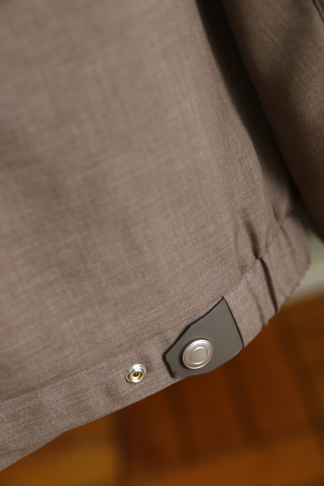 🔥loro Piana.26春夏新品！时尚男士百搭立领夹克采用经典简约的设计版型，利落剪裁勾勒出利落线条