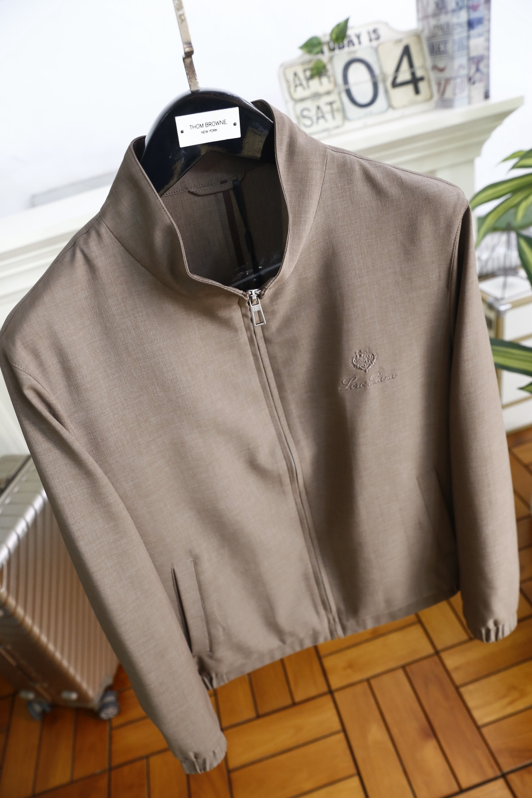 🔥loro Piana.26春夏新品！时尚男士百搭立领夹克采用经典简约的设计版型，利落剪裁勾勒出利落线条