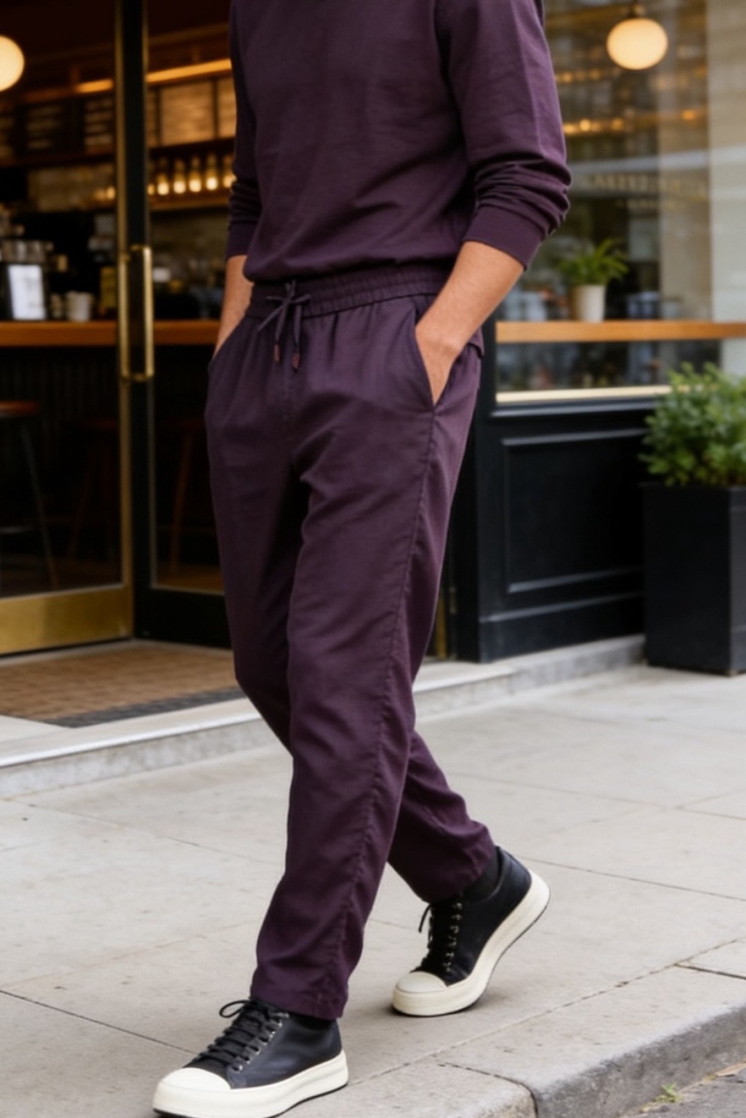 🔥loro Piana.26春夏新品！时尚男士薄款休闲长裤采用松紧腰搭配抽绳设计，穿脱便捷且能自由调节贴