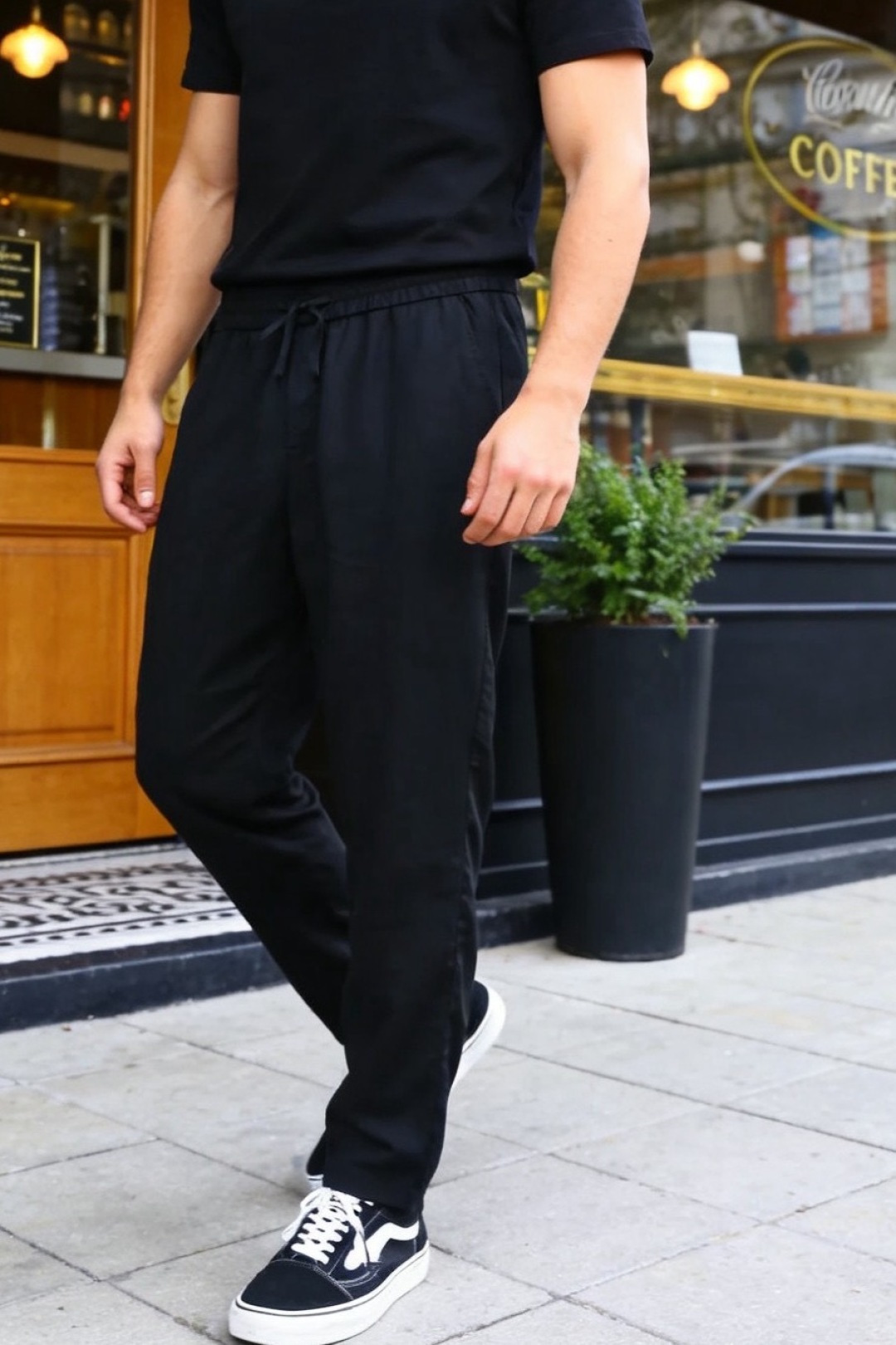 🔥loro Piana.26春夏新品！时尚男士薄款休闲长裤采用松紧腰搭配抽绳设计，穿脱便捷且能自由调节贴