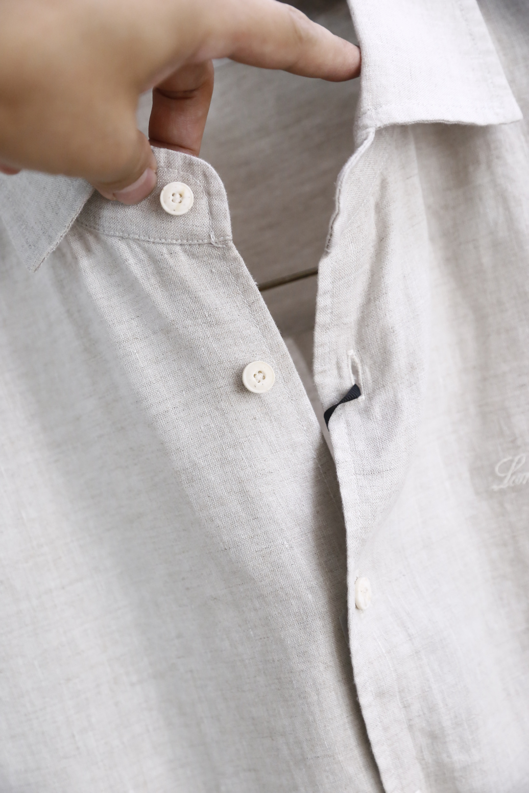 🔥loro Piana.26春夏新品！时尚男士百分百麻棉长袖衬衫采用经典翻领设计，搭配整齐的门襟纽扣，利