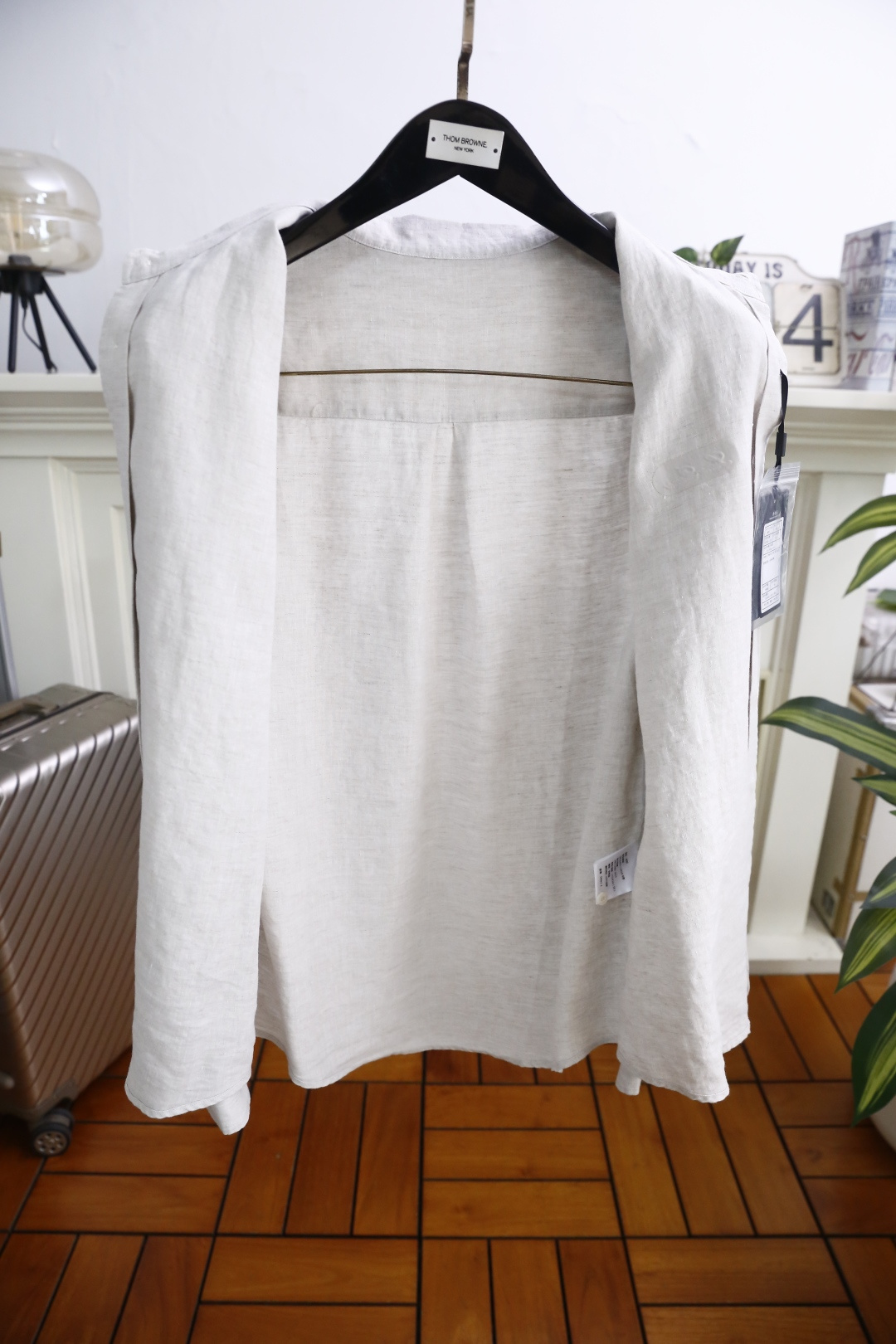 🔥loro Piana.26春夏新品！时尚男士百分百麻棉长袖衬衫采用经典翻领设计，搭配整齐的门襟纽扣，利