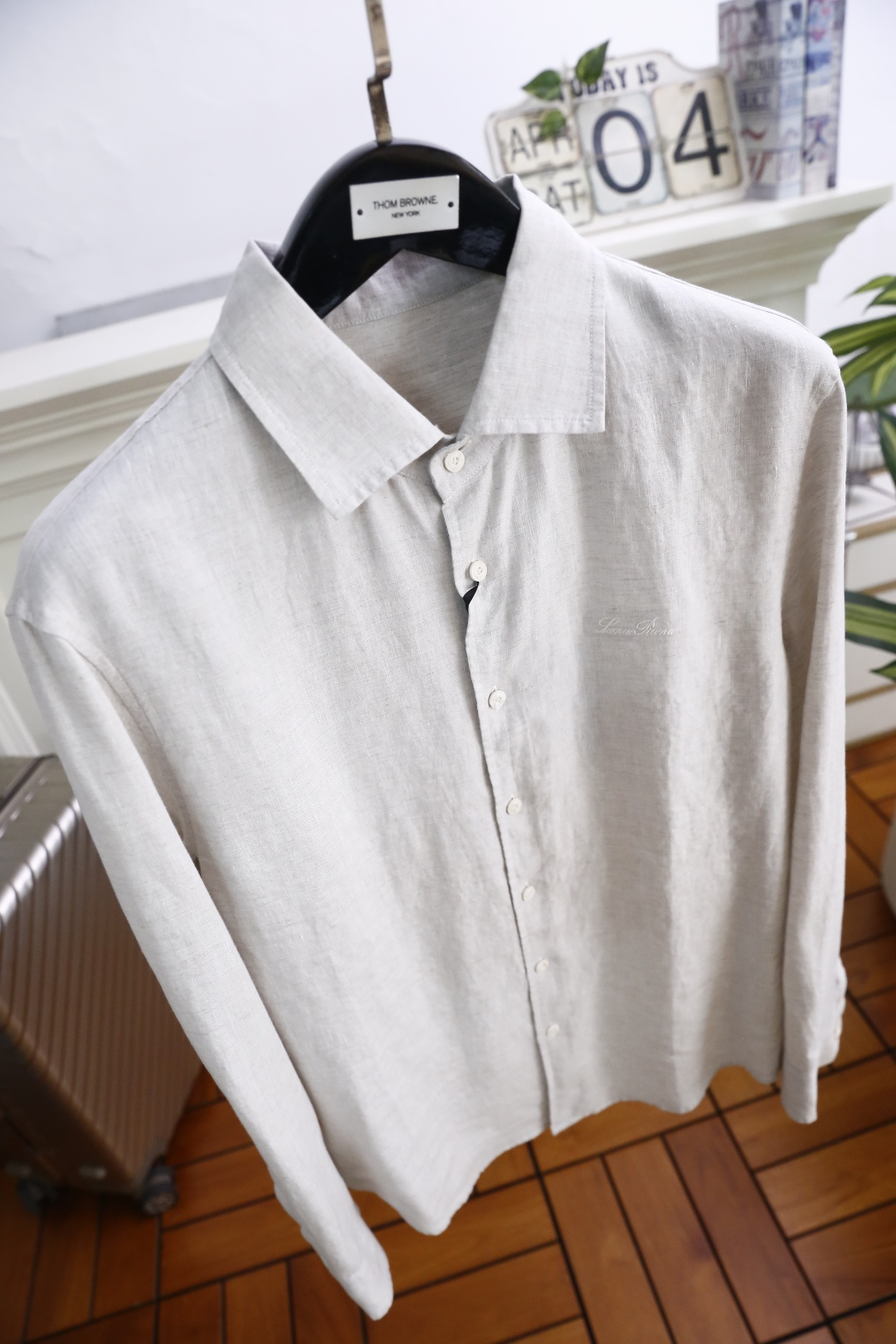 🔥loro Piana.26春夏新品！时尚男士百分百麻棉长袖衬衫采用经典翻领设计，搭配整齐的门襟纽扣，利