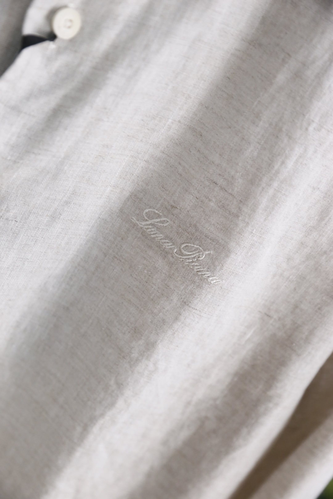 🔥loro Piana.26春夏新品！时尚男士百分百麻棉长袖衬衫采用经典翻领设计，搭配整齐的门襟纽扣，利