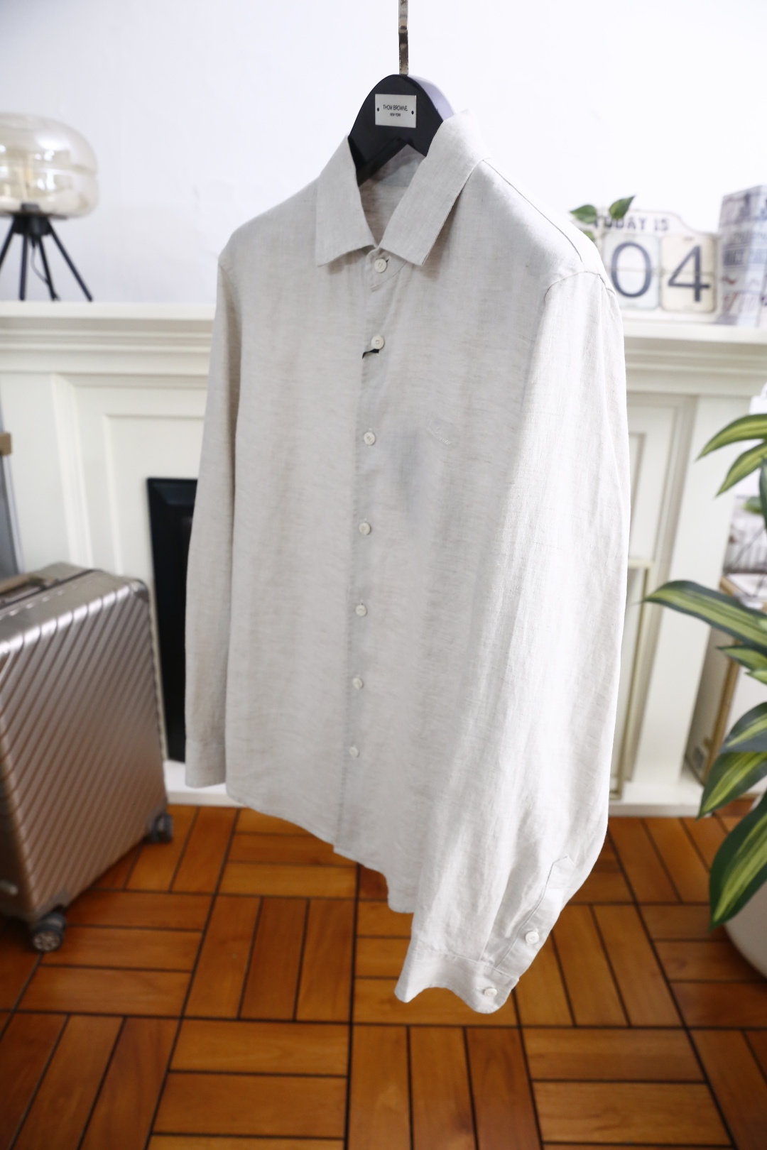 🔥loro Piana.26春夏新品！时尚男士百分百麻棉长袖衬衫采用经典翻领设计，搭配整齐的门襟纽扣，利