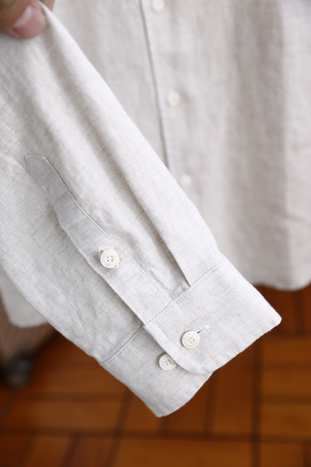 🔥loro Piana.26春夏新品！时尚男士百分百麻棉长袖衬衫采用经典翻领设计，搭配整齐的门襟纽扣，利