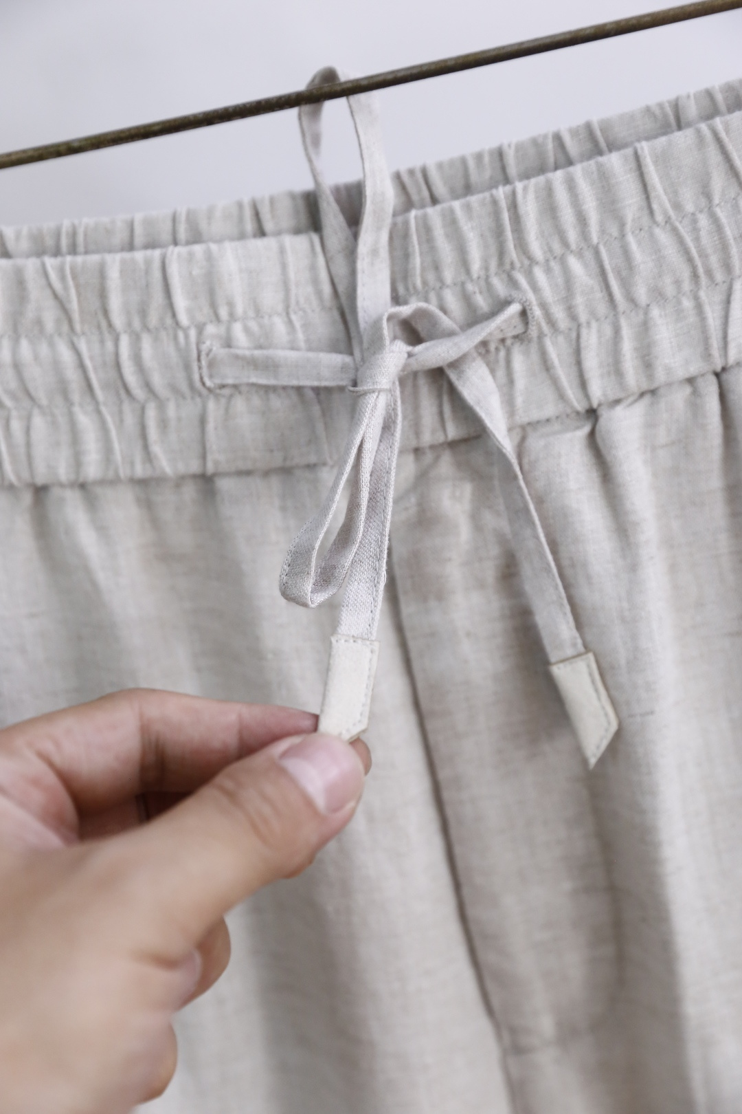 🔥loro Piana.26春夏新品！时尚男士薄款休闲长裤采用松紧腰搭配抽绳设计，穿脱便捷且能自由调节贴