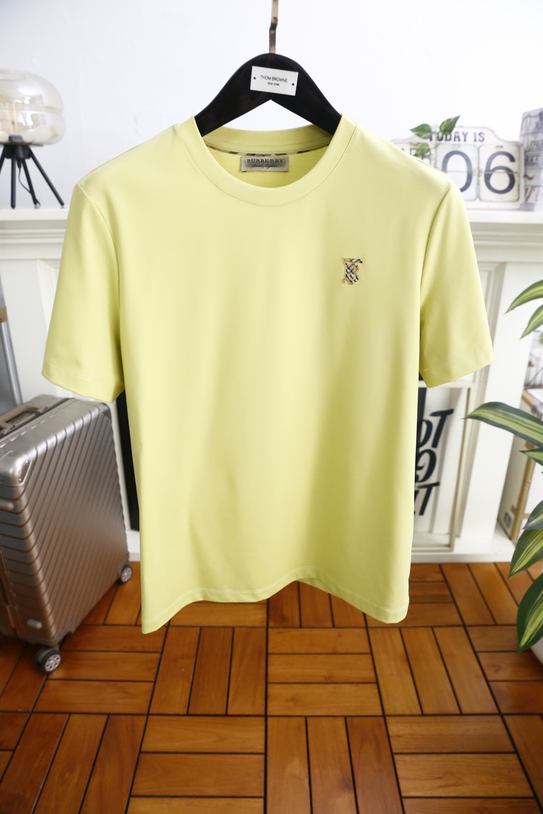🔥巴宝莉.26夏季新品！时尚男士百搭短袖T恤采用经典圆领设计，领口走线工整贴合颈部，简约利落不勒身。左胸