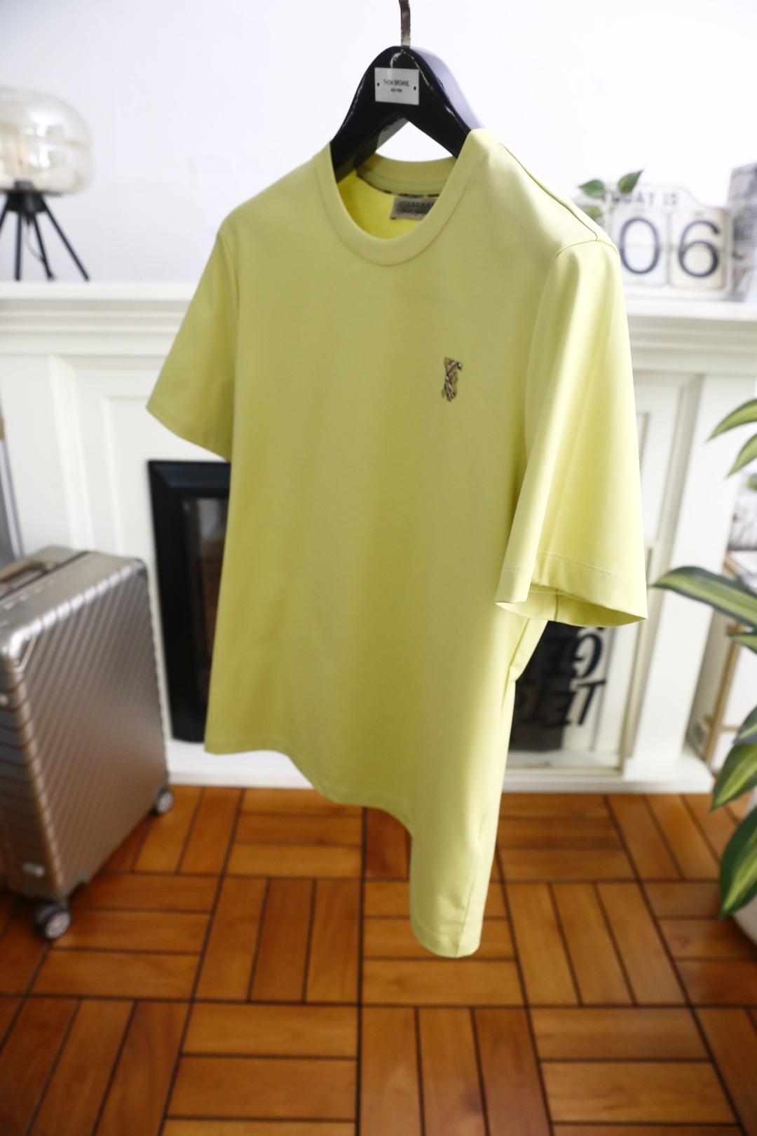 🔥巴宝莉.26夏季新品！时尚男士百搭短袖T恤采用经典圆领设计，领口走线工整贴合颈部，简约利落不勒身。左胸