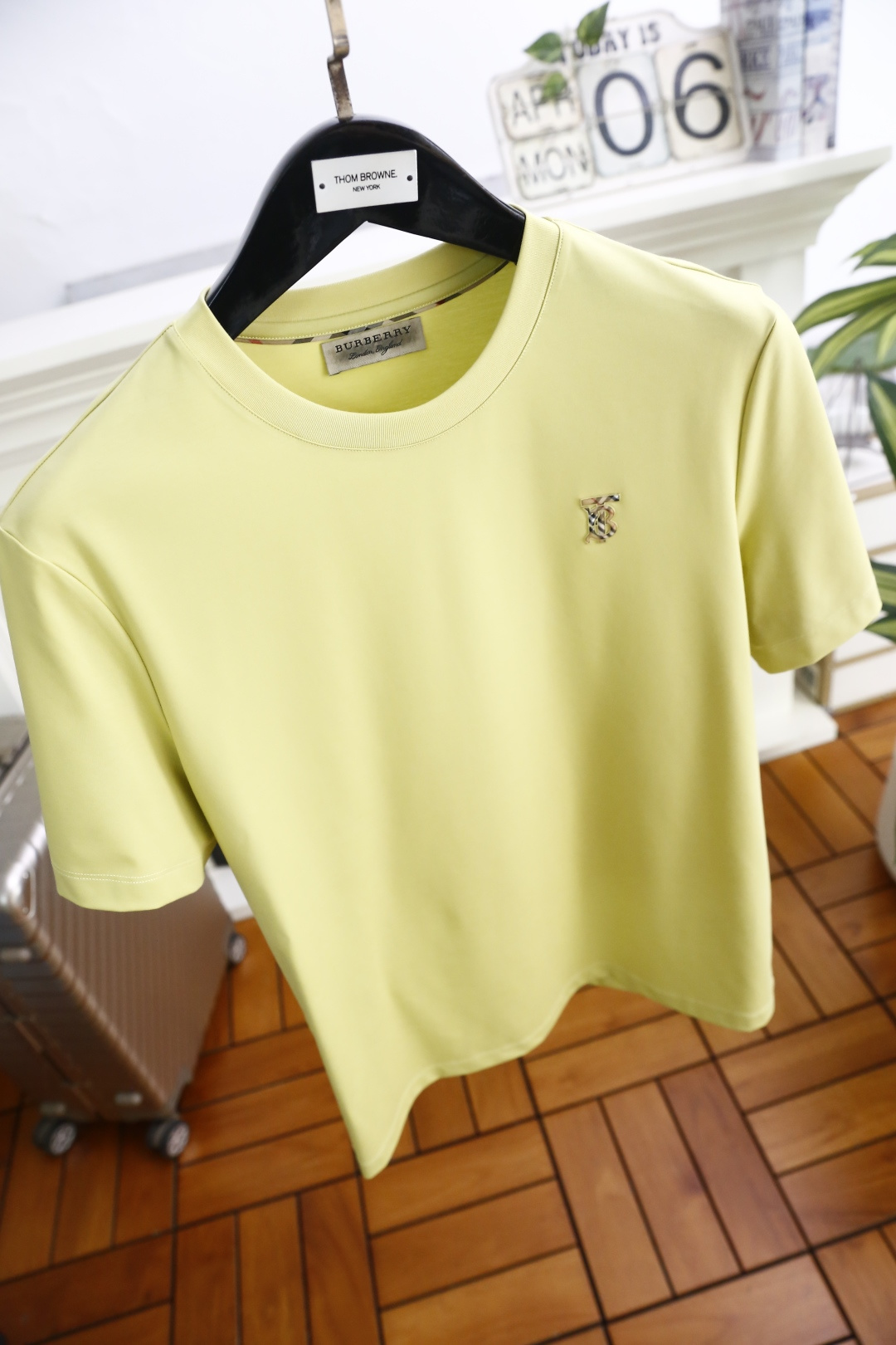 🔥巴宝莉.26夏季新品！时尚男士百搭短袖T恤采用经典圆领设计，领口走线工整贴合颈部，简约利落不勒身。左胸