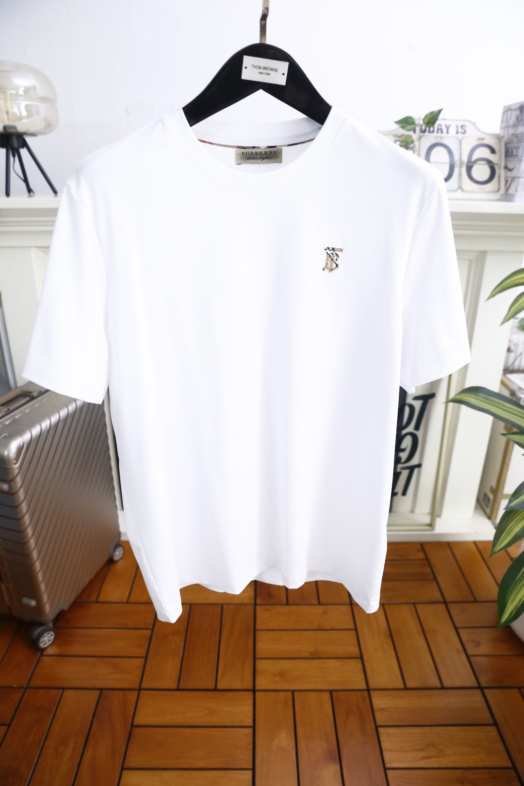 🔥巴宝莉.26夏季新品！时尚男士百搭短袖T恤采用经典圆领设计，领口走线工整贴合颈部，简约利落不勒身。左胸