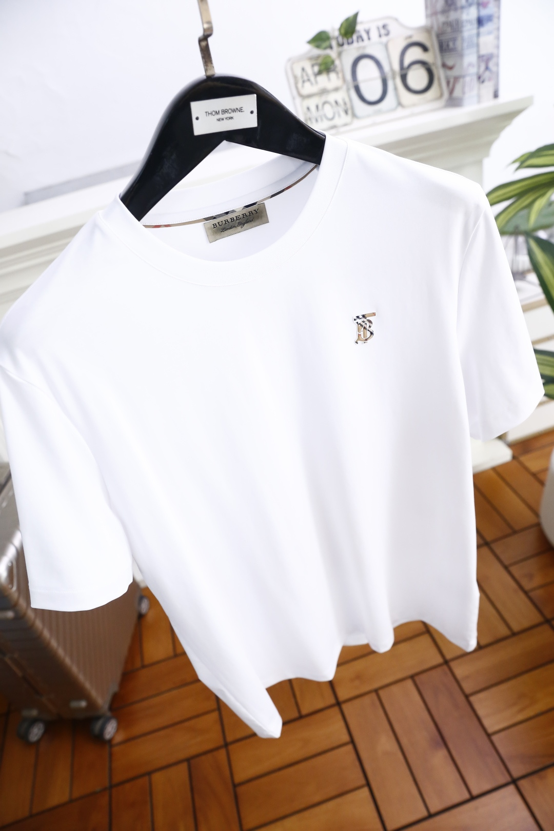 🔥巴宝莉.26夏季新品！时尚男士百搭短袖T恤采用经典圆领设计，领口走线工整贴合颈部，简约利落不勒身。左胸