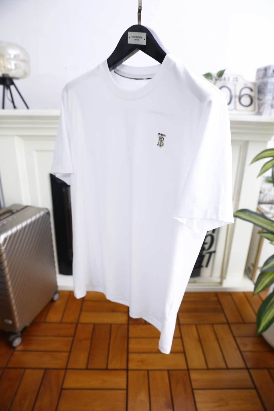 🔥巴宝莉.26夏季新品！时尚男士百搭短袖T恤采用经典圆领设计，领口走线工整贴合颈部，简约利落不勒身。左胸