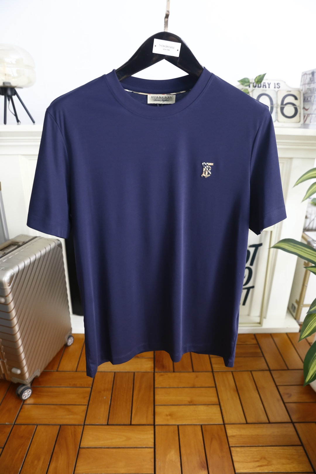 🔥巴宝莉.26夏季新品！时尚男士百搭短袖T恤采用经典圆领设计，领口走线工整贴合颈部，简约利落不勒身。左胸