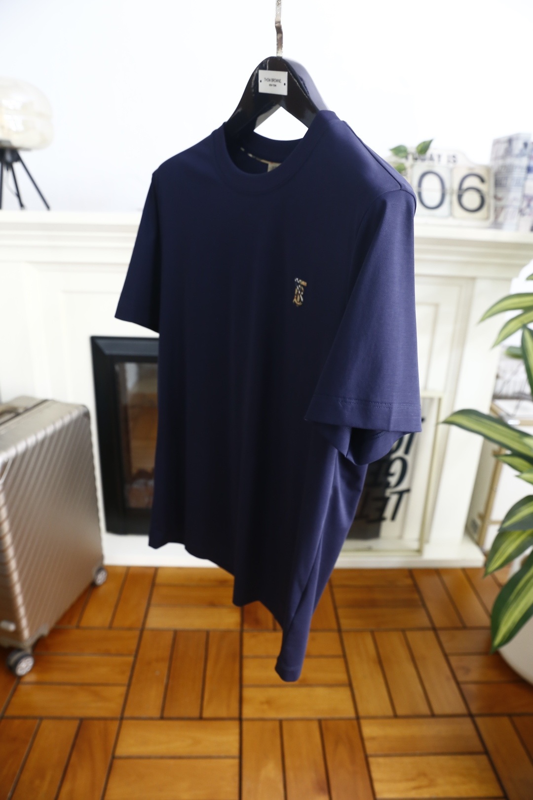 🔥巴宝莉.26夏季新品！时尚男士百搭短袖T恤采用经典圆领设计，领口走线工整贴合颈部，简约利落不勒身。左胸