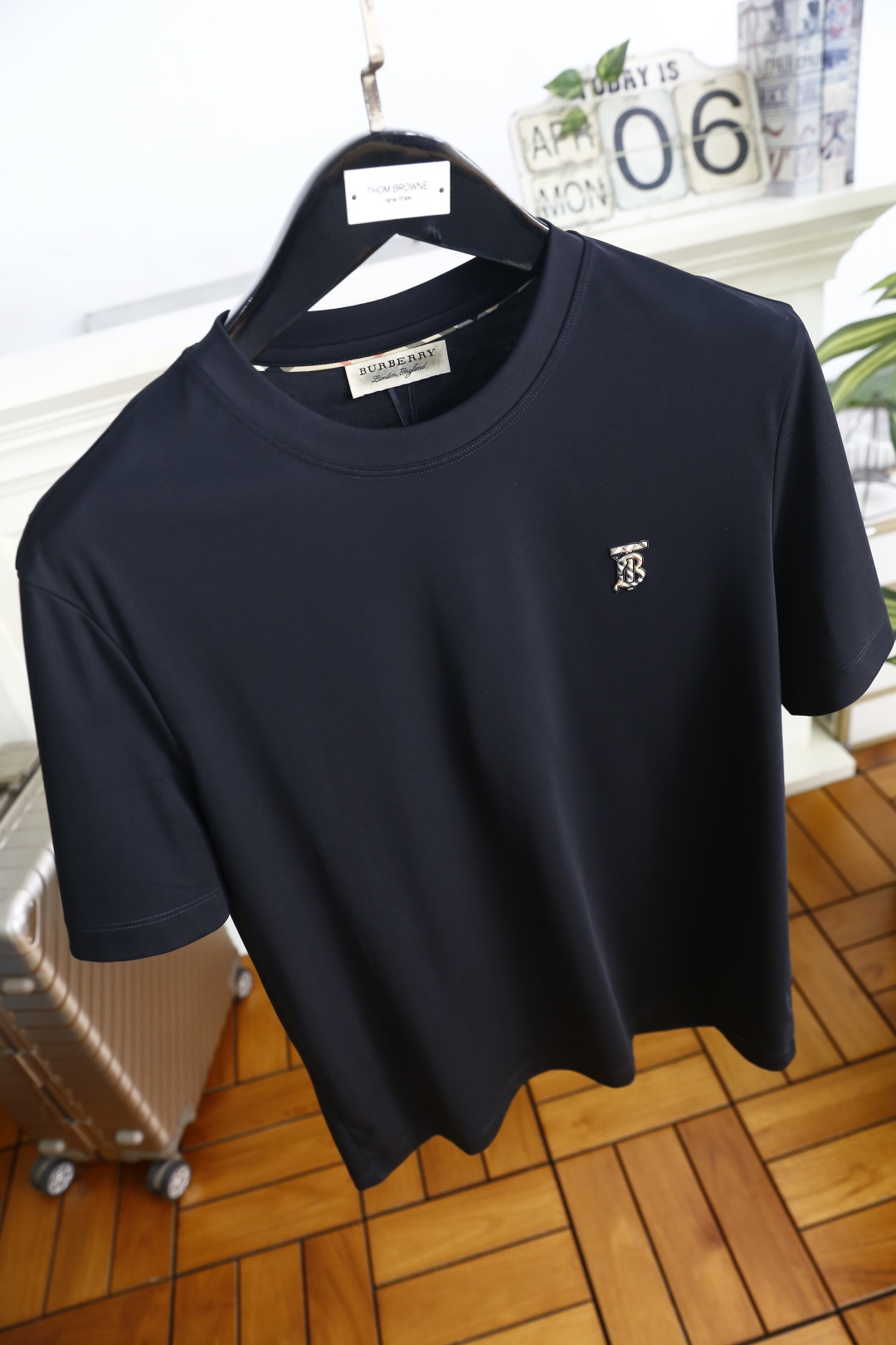 🔥巴宝莉.26夏季新品！时尚男士百搭短袖T恤采用经典圆领设计，领口走线工整贴合颈部，简约利落不勒身。左胸