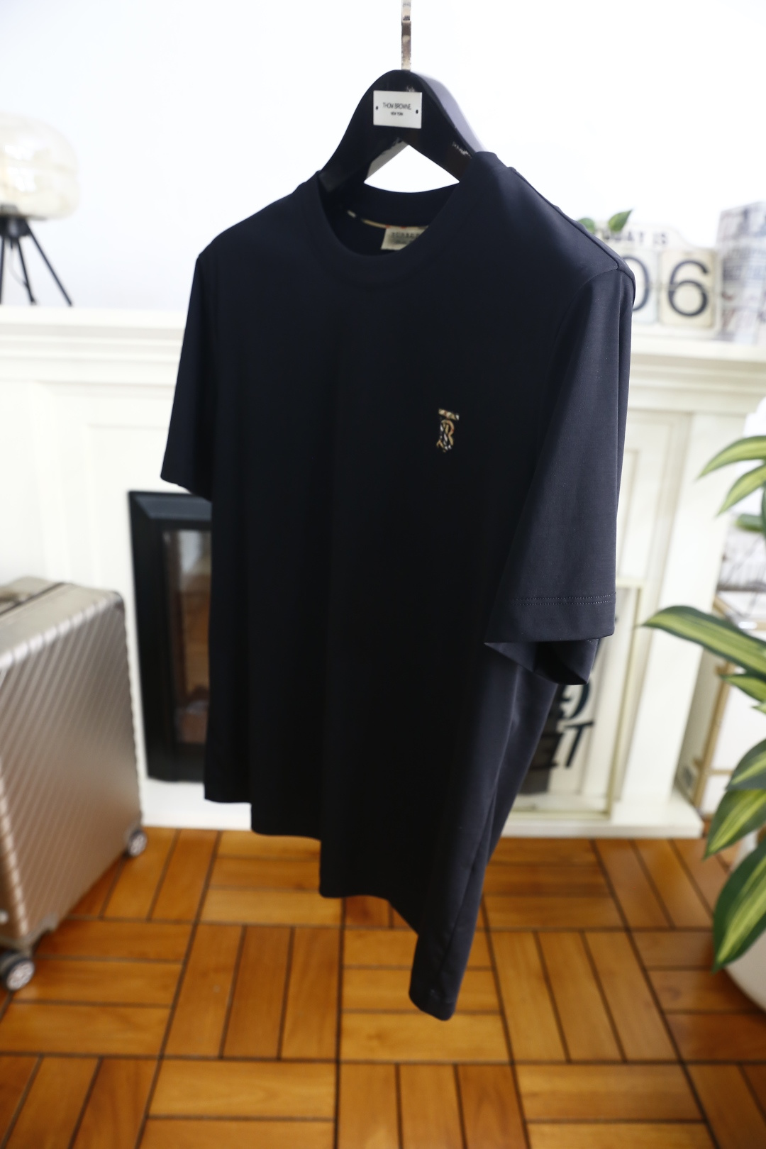 🔥巴宝莉.26夏季新品！时尚男士百搭短袖T恤采用经典圆领设计，领口走线工整贴合颈部，简约利落不勒身。左胸