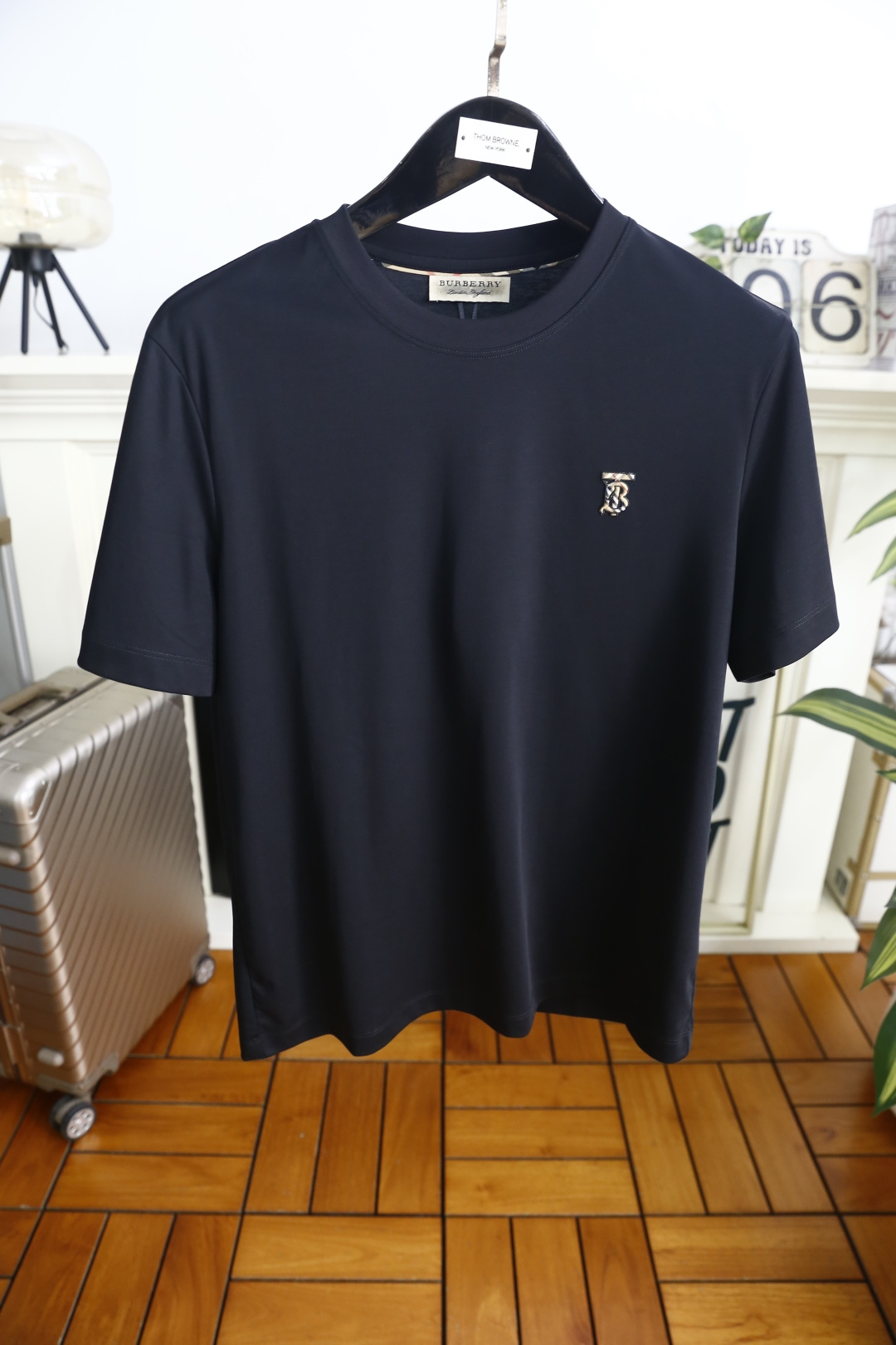 🔥巴宝莉.26夏季新品！时尚男士百搭短袖T恤采用经典圆领设计，领口走线工整贴合颈部，简约利落不勒身。左胸