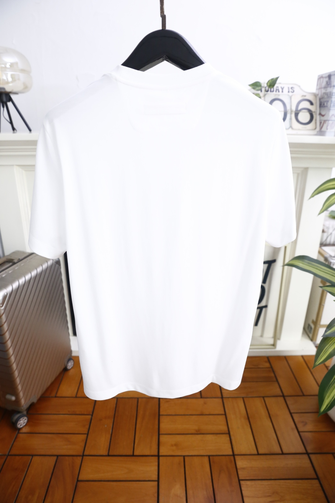 🔥杰尼亚.26夏季新品！时尚男士百搭短袖T恤采用经典圆领剪裁，领口走线工整服帖，贴合颈部线条，简约利落不