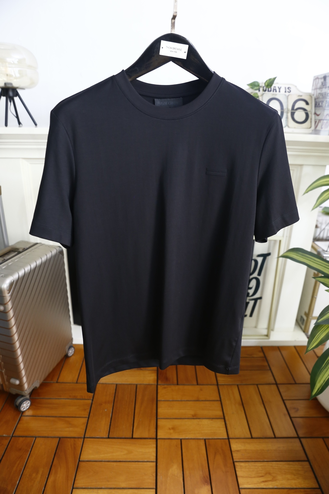 🔥杰尼亚.26夏季新品！时尚男士百搭短袖T恤采用经典圆领剪裁，领口走线工整服帖，贴合颈部线条，简约利落不