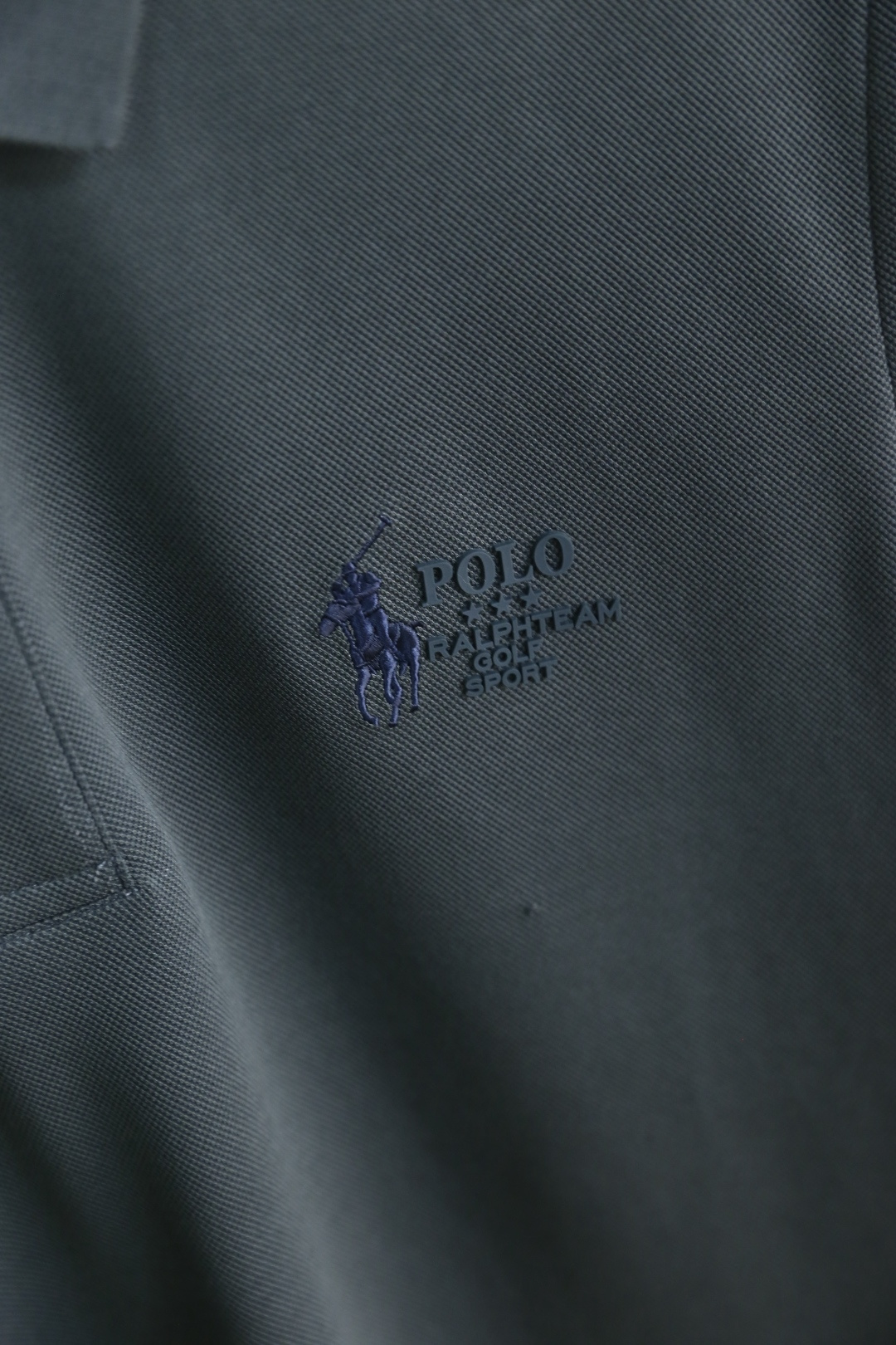 🔥保罗.26夏季新品男士百搭Polo衫采用经典翻领设计，领口挺括有型，搭配两粒同色系纽扣门襟，可自由调节